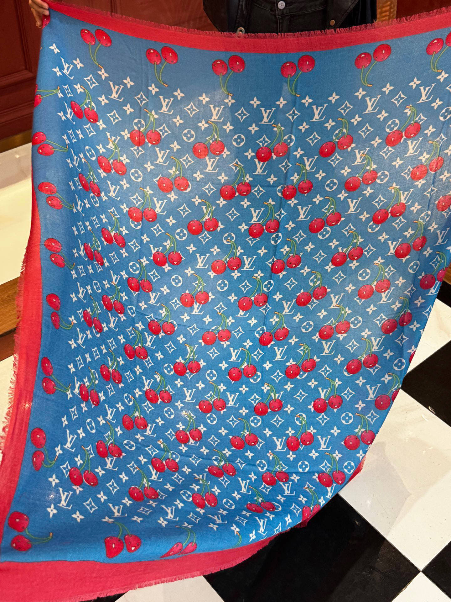  上新💕 。新款樱桃LV羊绒方巾 
LV x TM Monogram Cerise 出自路易威登 x 村