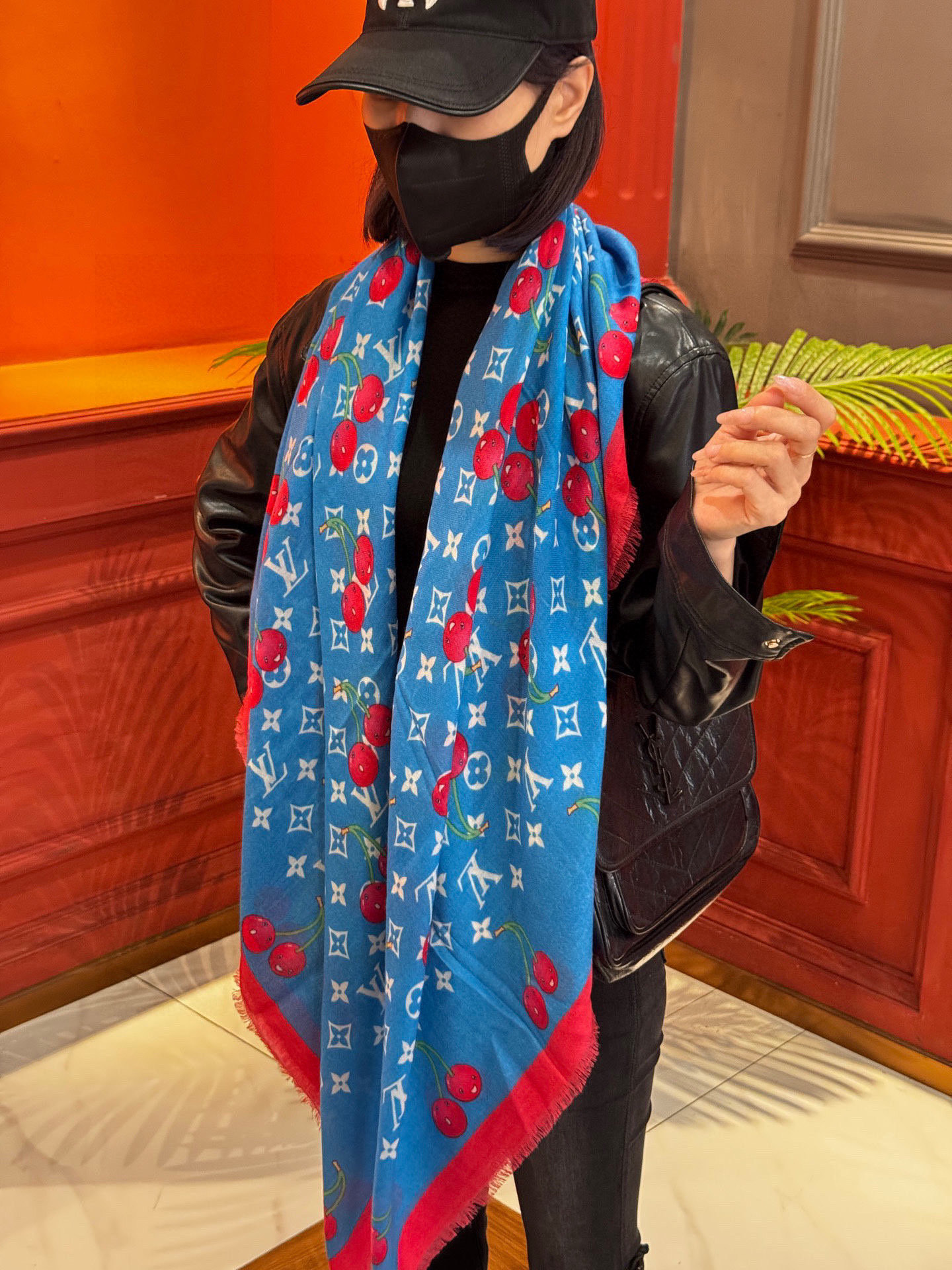  上新💕 。新款樱桃LV羊绒方巾 
LV x TM Monogram Cerise 出自路易威登 x 村