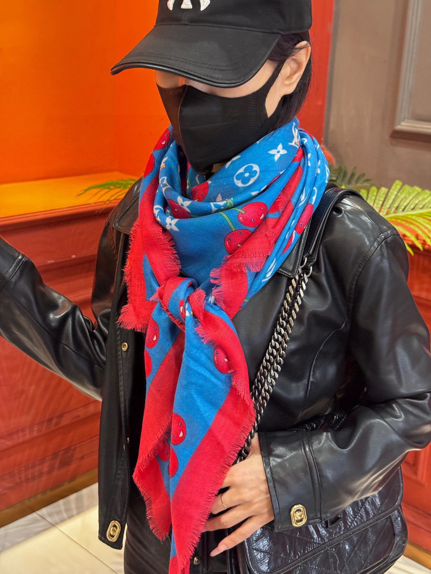  上新💕 。新款樱桃LV羊绒方巾 
LV x TM Monogram Cerise 出自路易威登 x 村