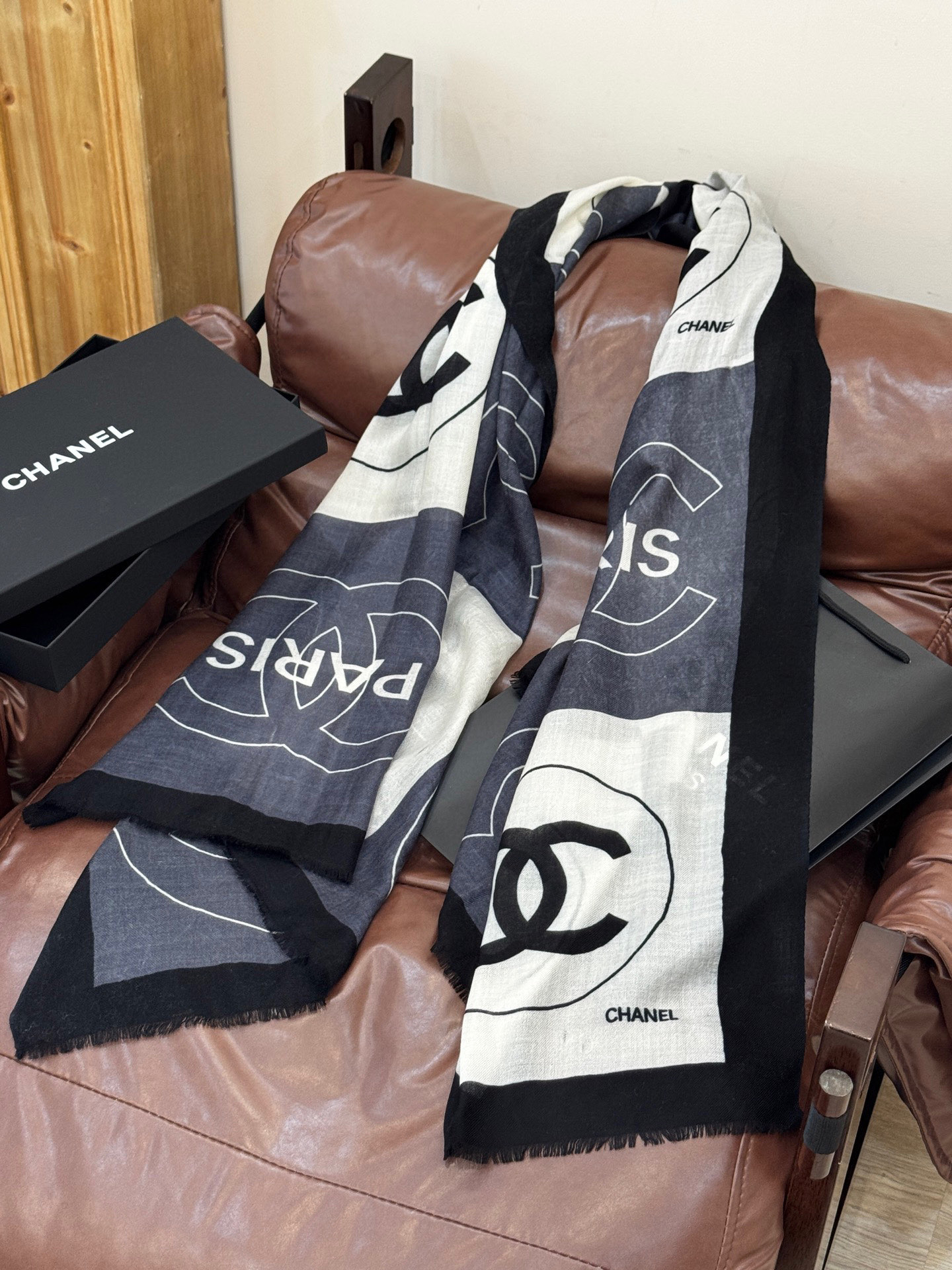   羊绒新款💞 新❤小香~超级抬气色！高级女人味！羊绒围巾也能这么美！！！这款双面花卉羊绒围巾真的好高级