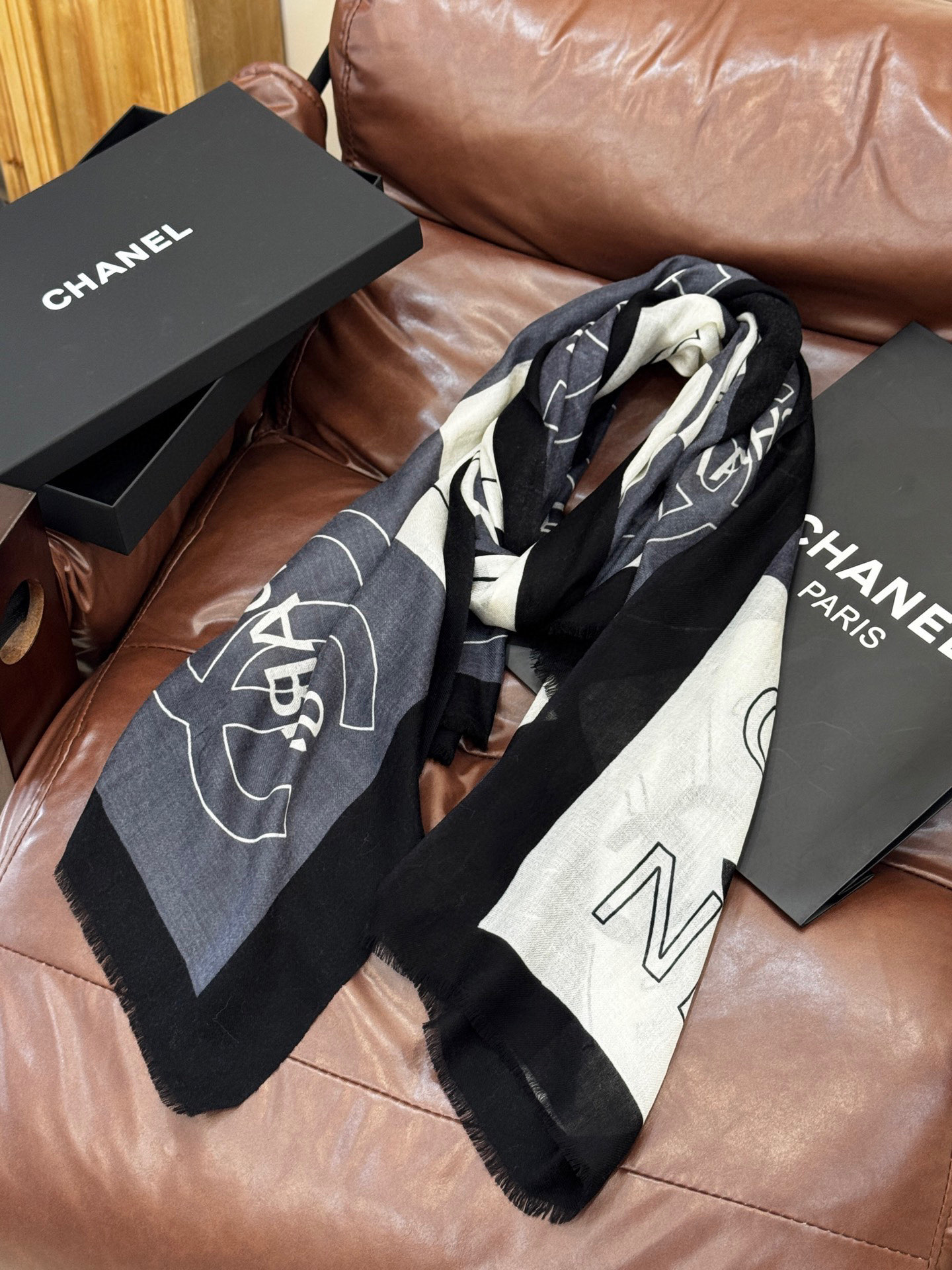   羊绒新款💞 新❤小香~超级抬气色！高级女人味！羊绒围巾也能这么美！！！这款双面花卉羊绒围巾真的好高级