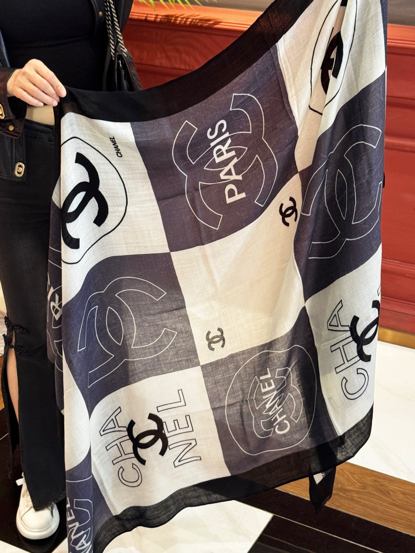   羊绒新款💞 新❤小香~超级抬气色！高级女人味！羊绒围巾也能这么美！！！这款双面花卉羊绒围巾真的好高级