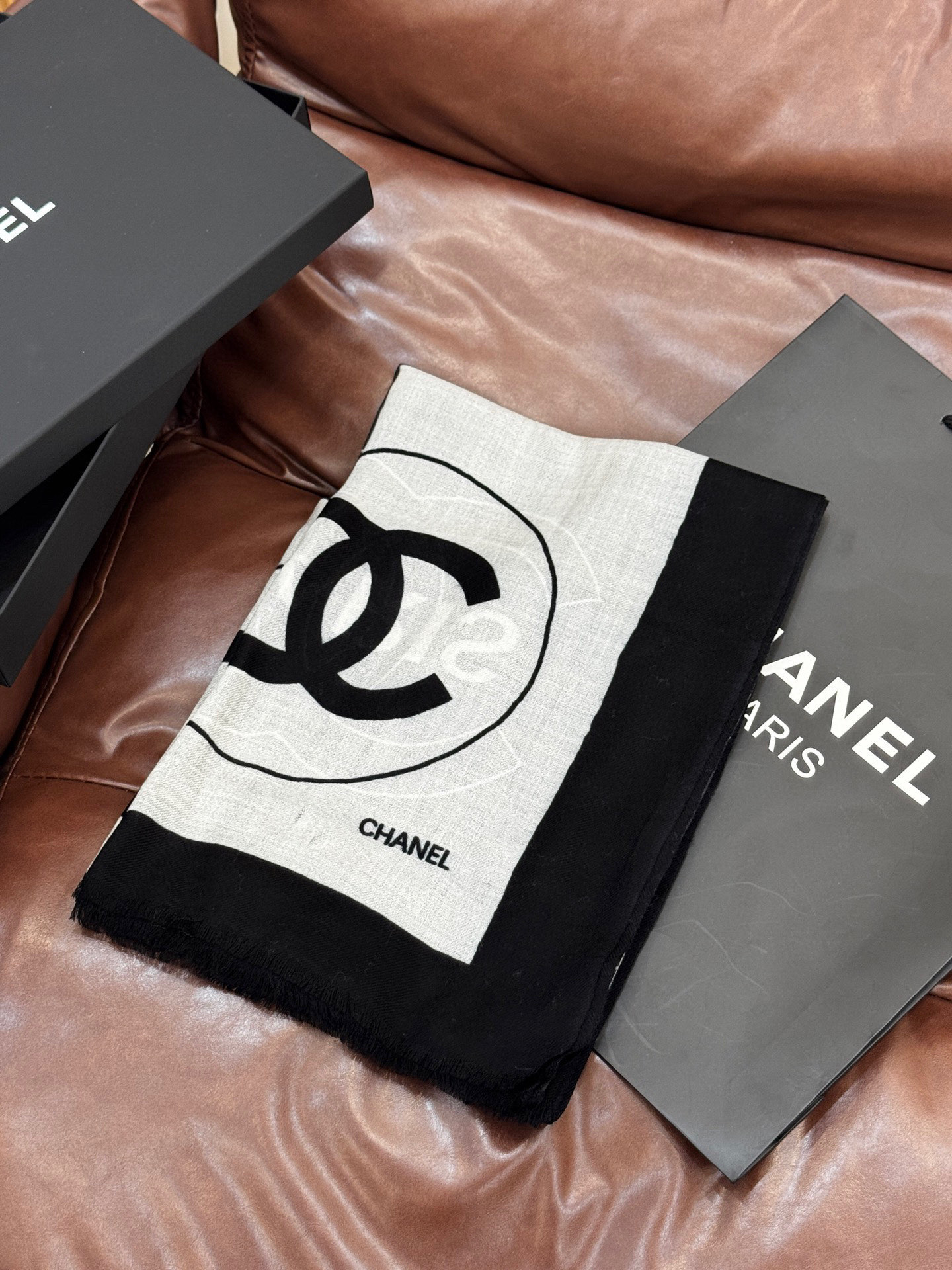   羊绒新款💞 新❤小香~超级抬气色！高级女人味！羊绒围巾也能这么美！！！这款双面花卉羊绒围巾真的好高级