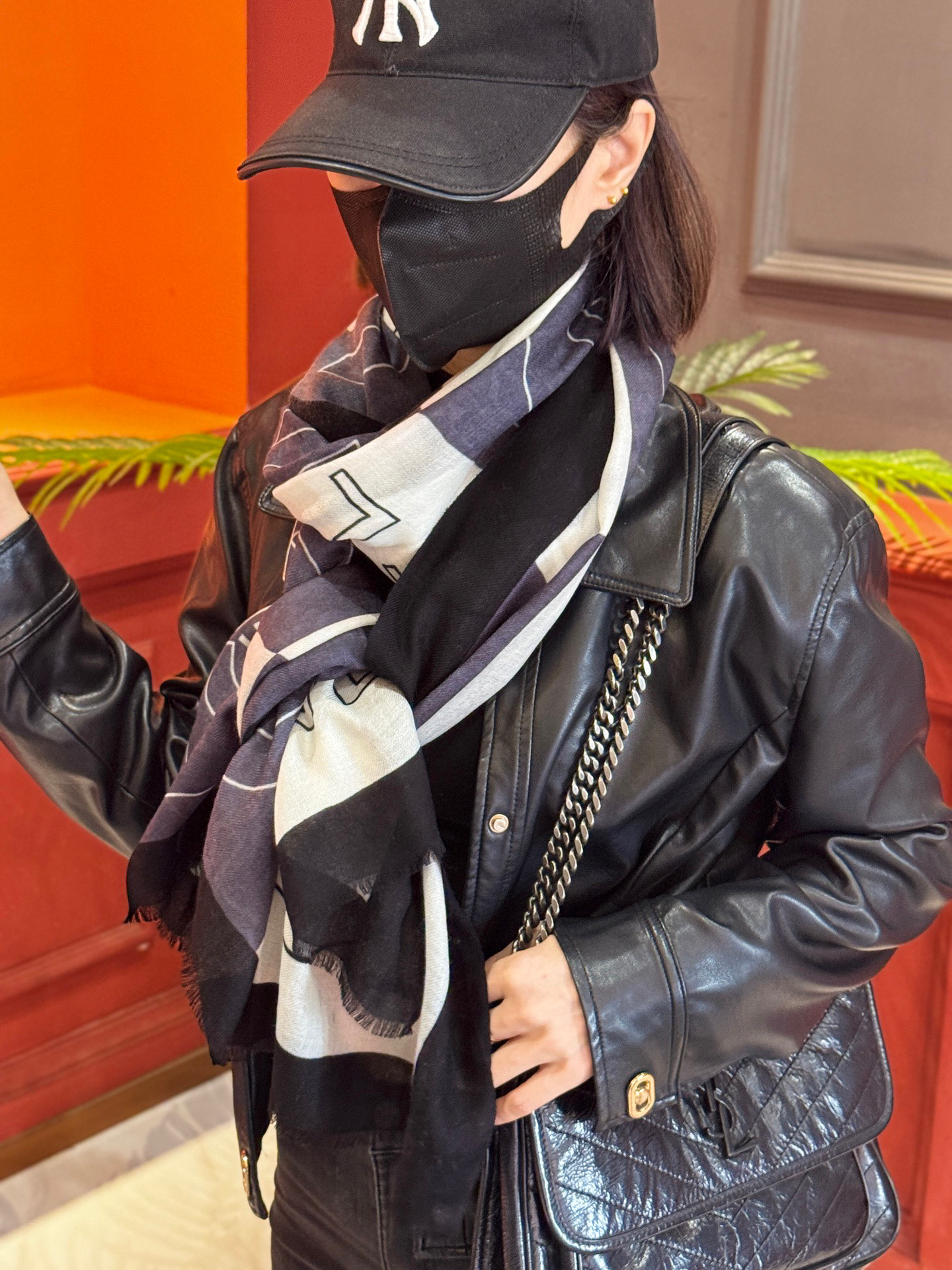   羊绒新款💞 新❤小香~超级抬气色！高级女人味！羊绒围巾也能这么美！！！这款双面花卉羊绒围巾真的好高级