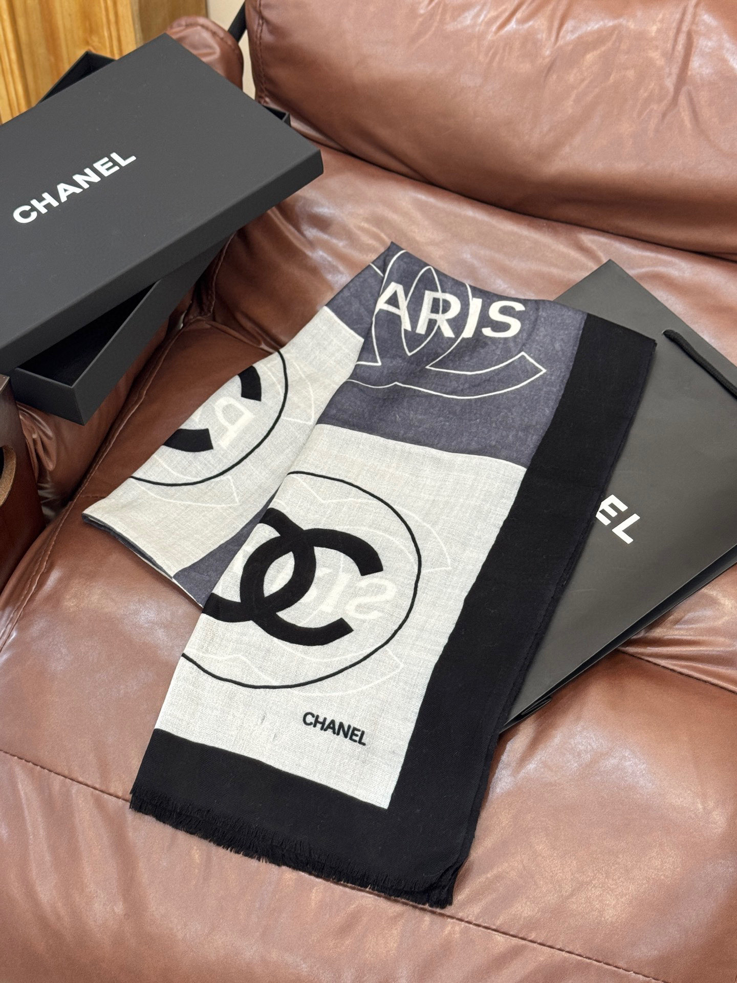   羊绒新款💞 新❤小香~超级抬气色！高级女人味！羊绒围巾也能这么美！！！这款双面花卉羊绒围巾真的好高级