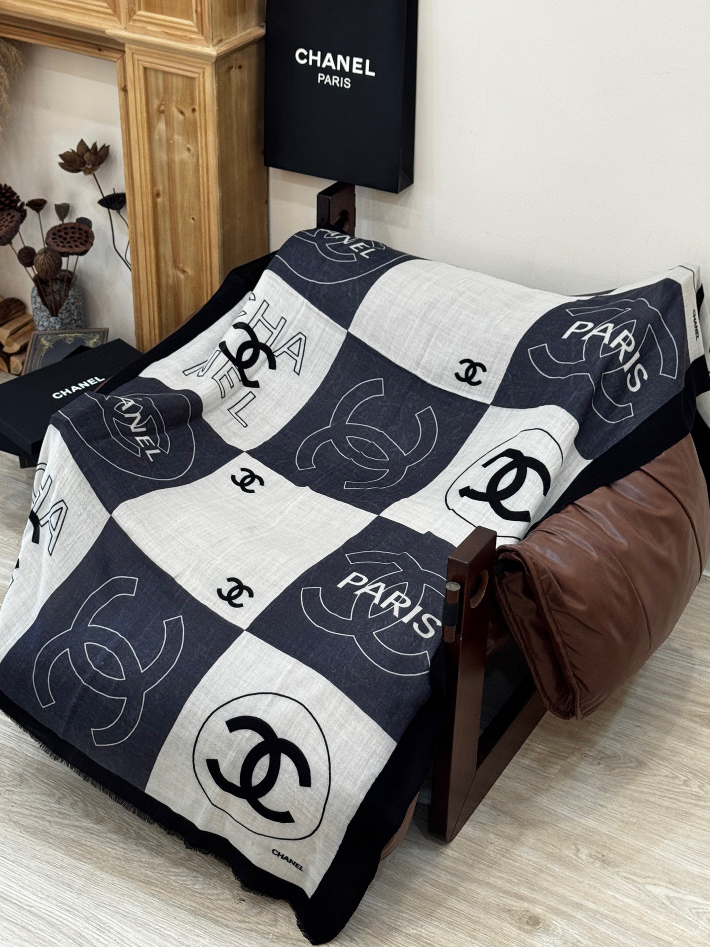   羊绒新款💞 新❤小香~超级抬气色！高级女人味！羊绒围巾也能这么美！！！这款双面花卉羊绒围巾真的好高级