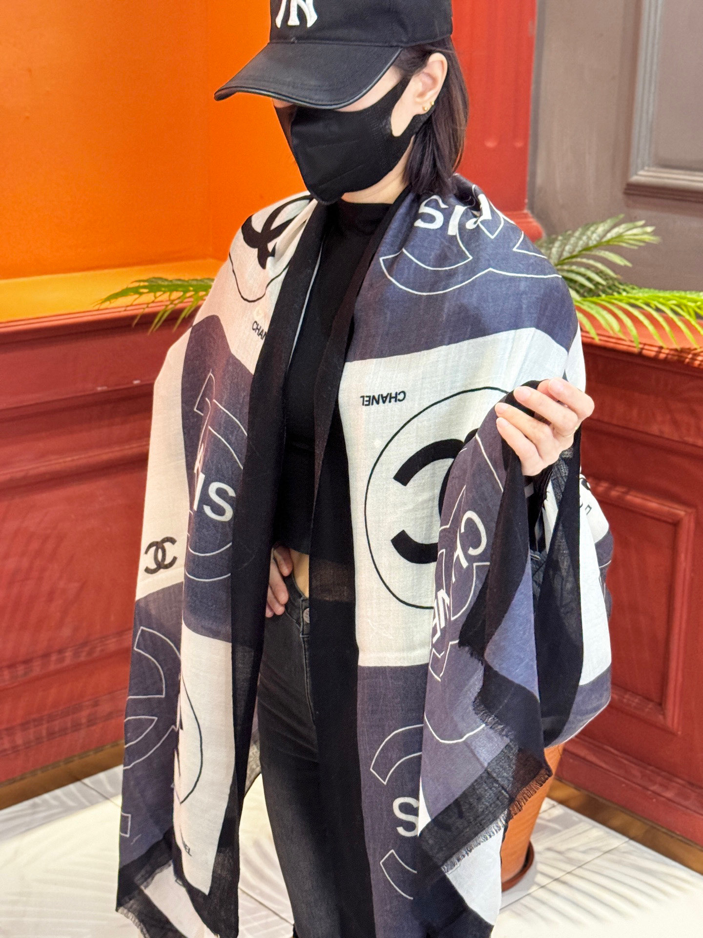   羊绒新款💞 新❤小香~超级抬气色！高级女人味！羊绒围巾也能这么美！！！这款双面花卉羊绒围巾真的好高级