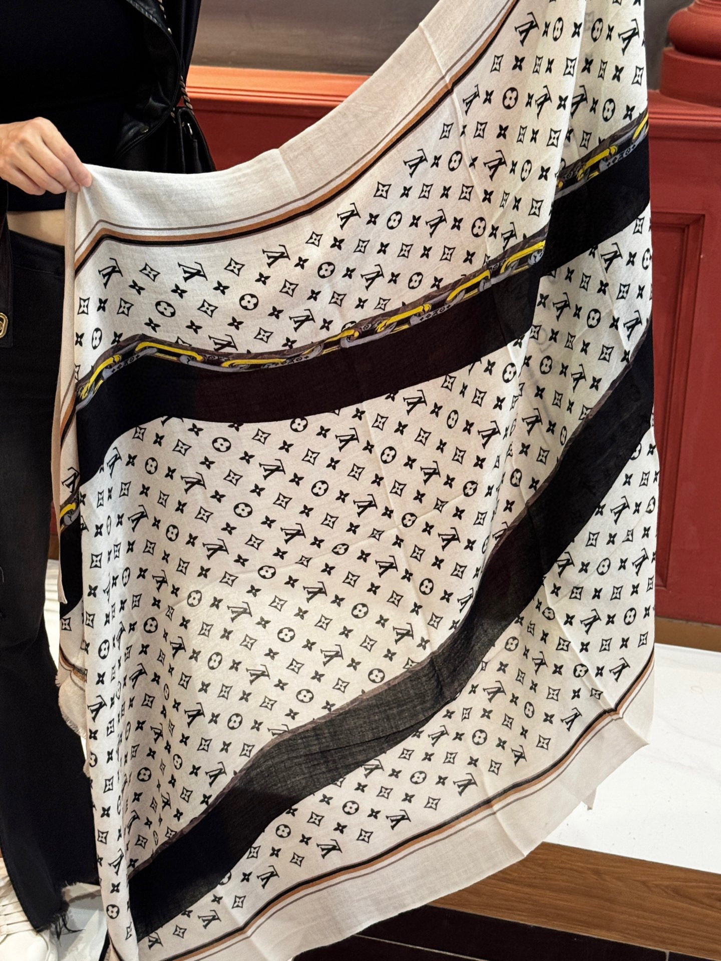   又时髦又百搭！LV新款老花长巾】提升气质和品味的好单品！！四季必备！！真的无敌实用！！Lv难得的羊绒