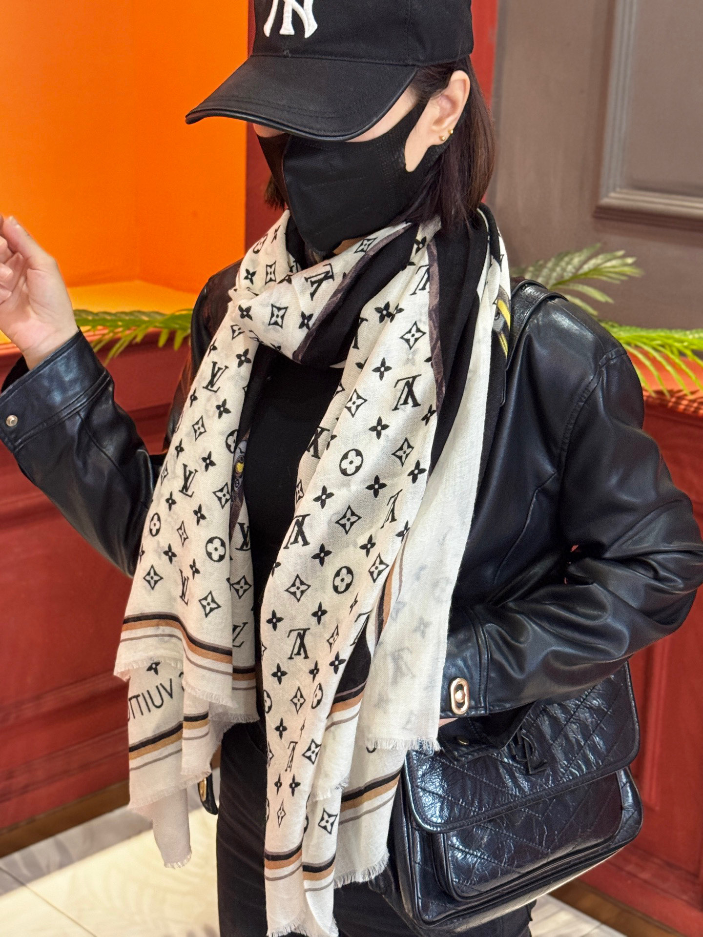   又时髦又百搭！LV新款老花长巾】提升气质和品味的好单品！！四季必备！！真的无敌实用！！Lv难得的羊绒
