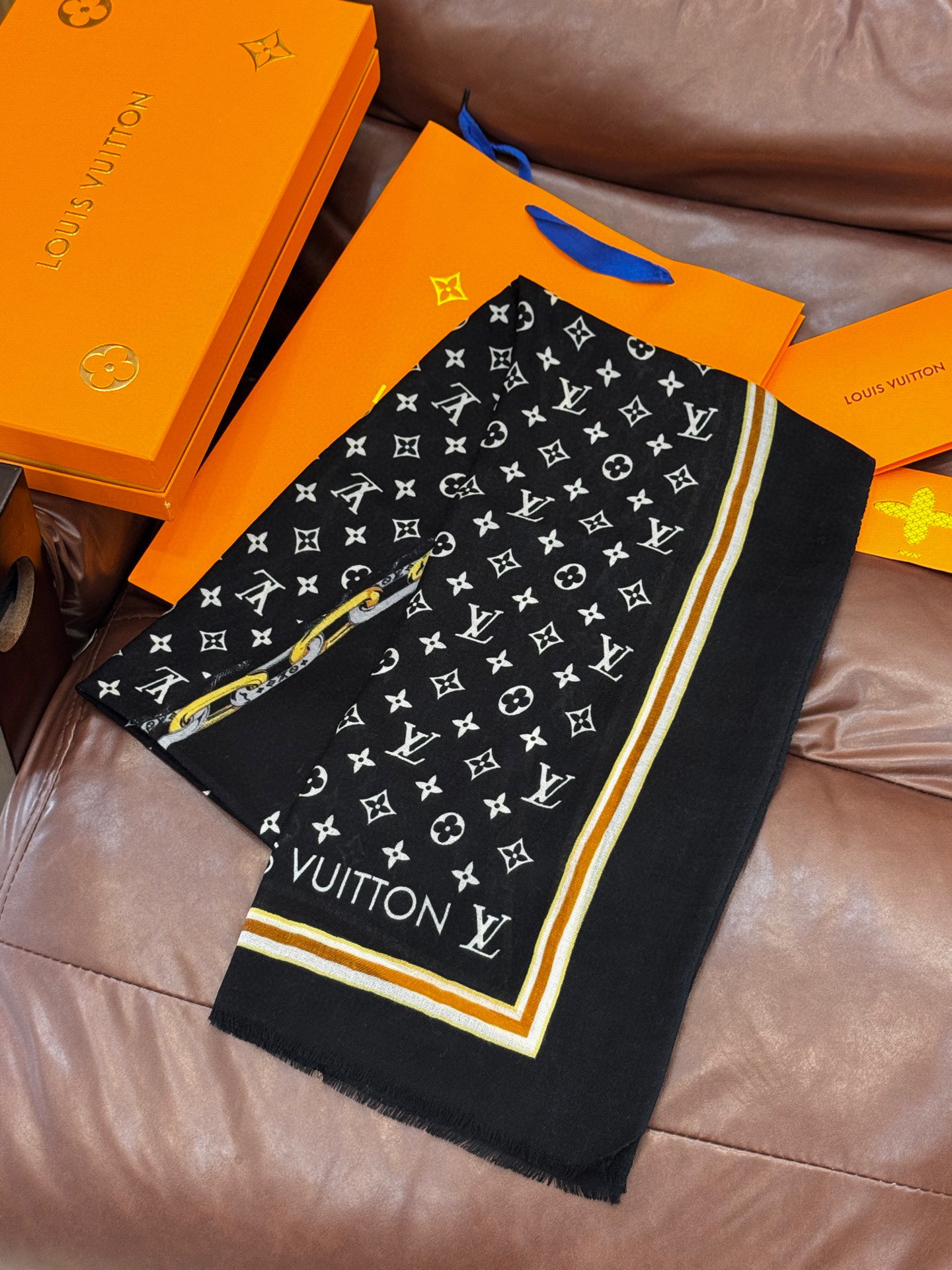   又时髦又百搭！LV新款老花长巾】提升气质和品味的好单品！！四季必备！！真的无敌实用！！Lv难得的羊绒
