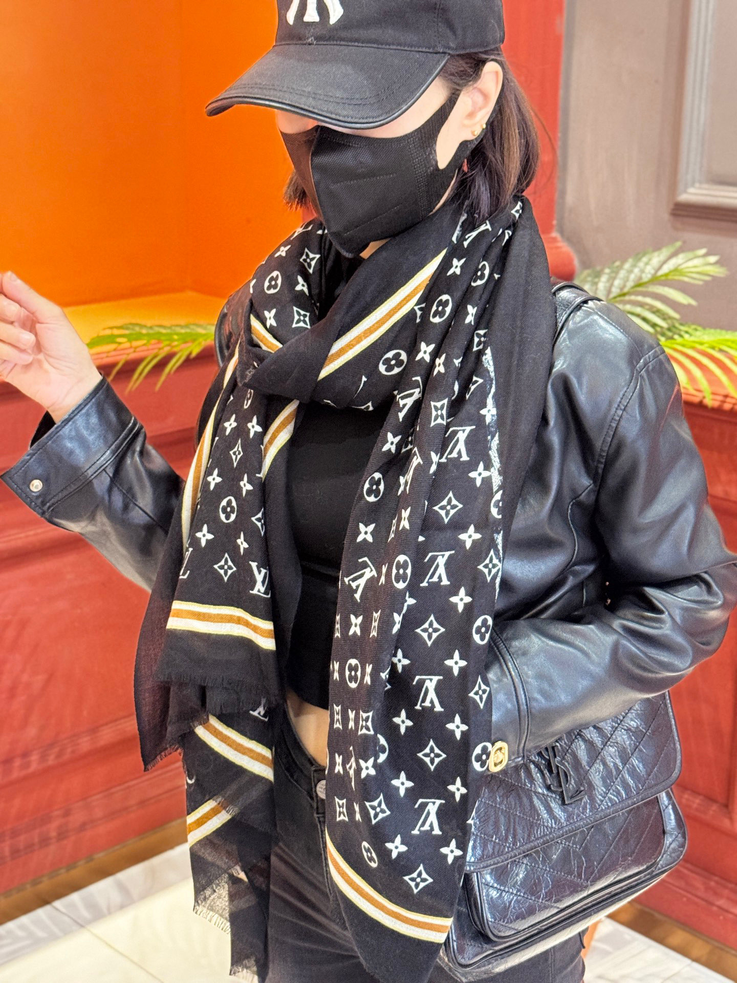   又时髦又百搭！LV新款老花长巾】提升气质和品味的好单品！！四季必备！！真的无敌实用！！Lv难得的羊绒