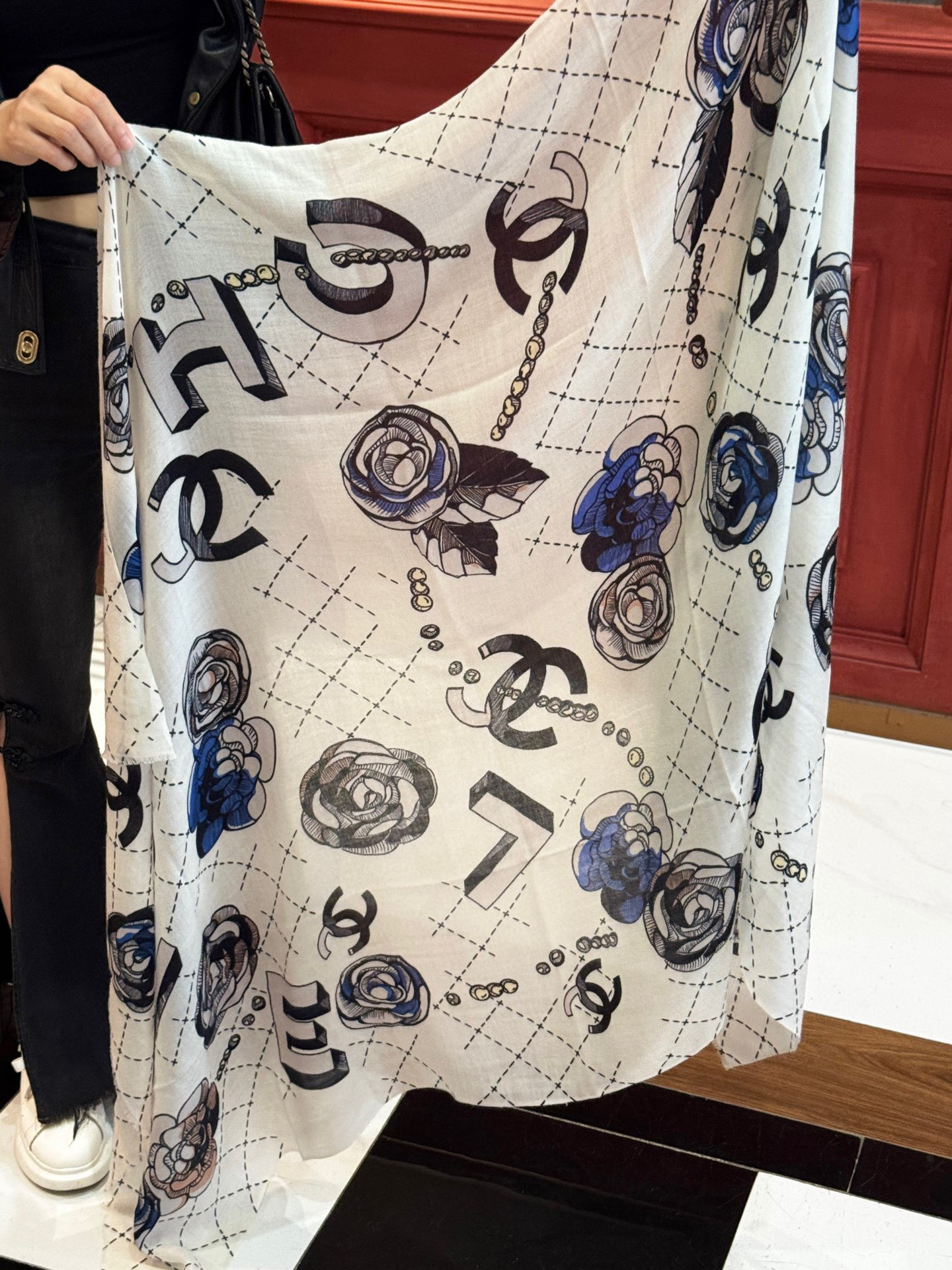  💄💋新款💖羊绒面料长巾 😘美翻了流泪【彩色山茶花长巾】御用殿堂级极‼️新款专柜在售 纯羊绒银线独特设计