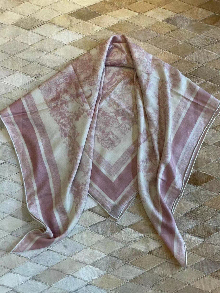  Dior ❤【️巴黎地图】黄金尺寸110*110
双面同色丝绒方巾
 不爱140繁复尺寸的姐妹可以选择