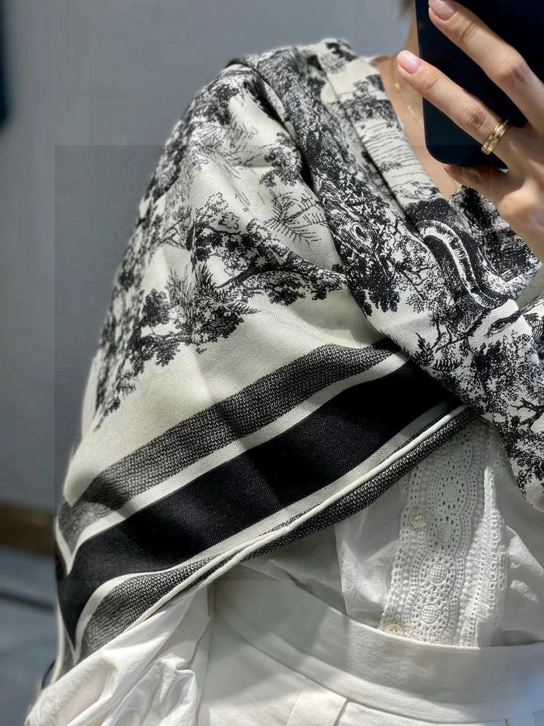  Dior ❤【️巴黎地图】黄金尺寸110*110
双面同色丝绒方巾
 不爱140繁复尺寸的姐妹可以选择