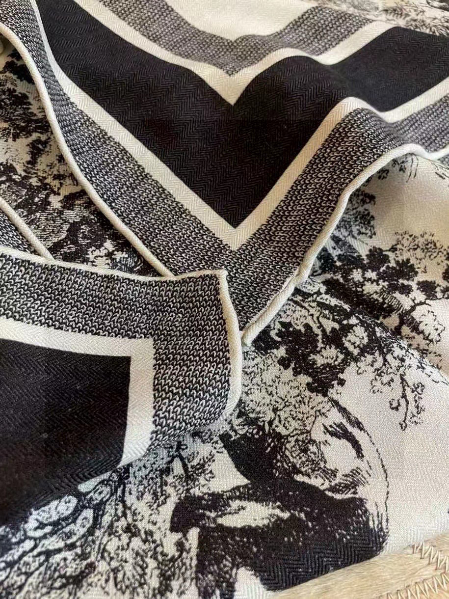  Dior ❤【️巴黎地图】黄金尺寸110*110
双面同色丝绒方巾
 不爱140繁复尺寸的姐妹可以选择