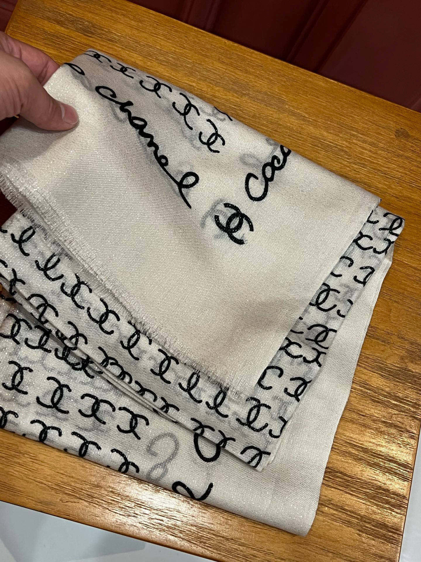  上新🌟 会发光发亮的围巾 💄💋新款客供银线💖羊绒面料长巾 😘美翻了流泪【手绘LOGO银线长巾】御用殿堂