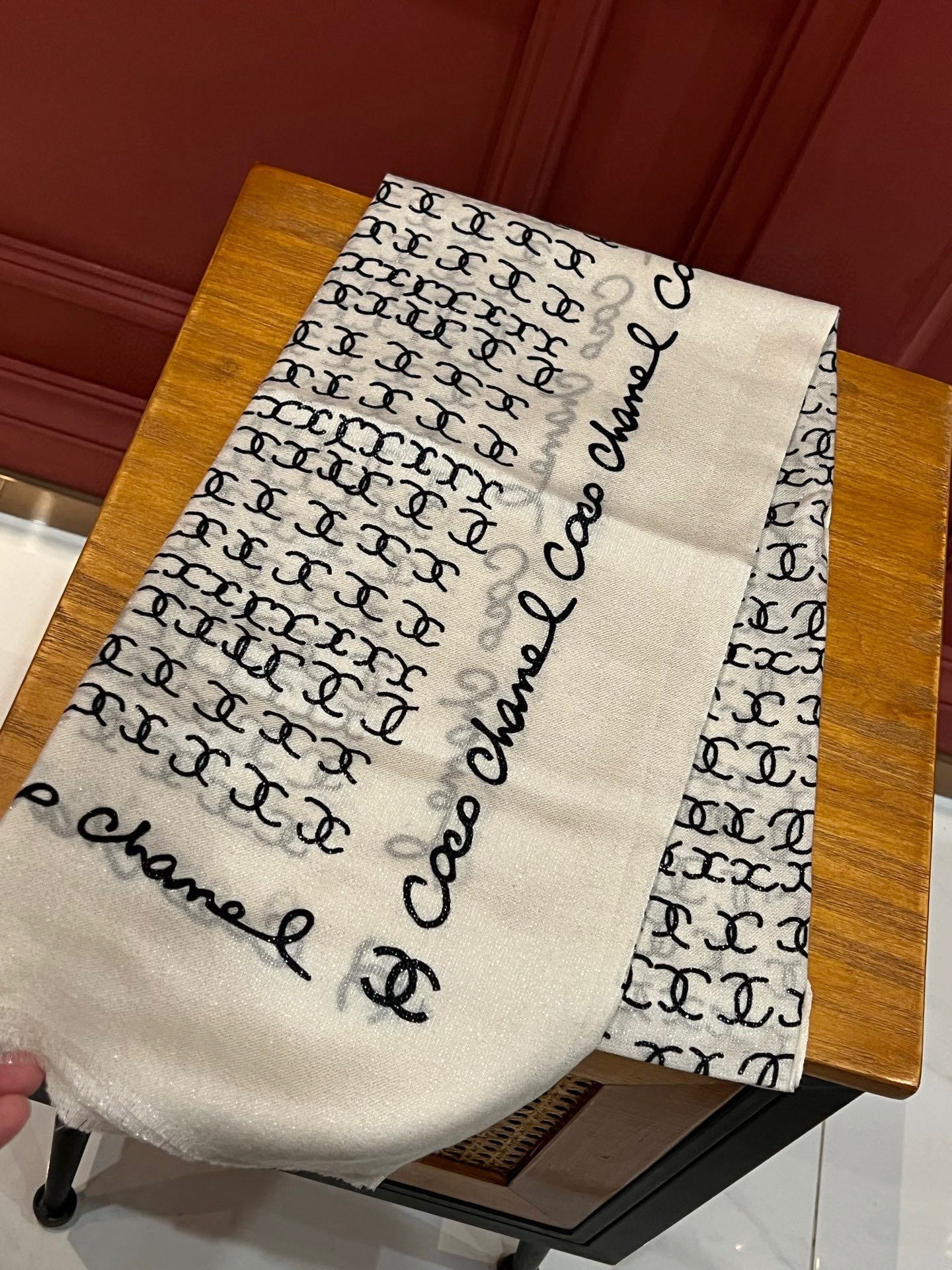  上新🌟 会发光发亮的围巾 💄💋新款客供银线💖羊绒面料长巾 😘美翻了流泪【手绘LOGO银线长巾】御用殿堂