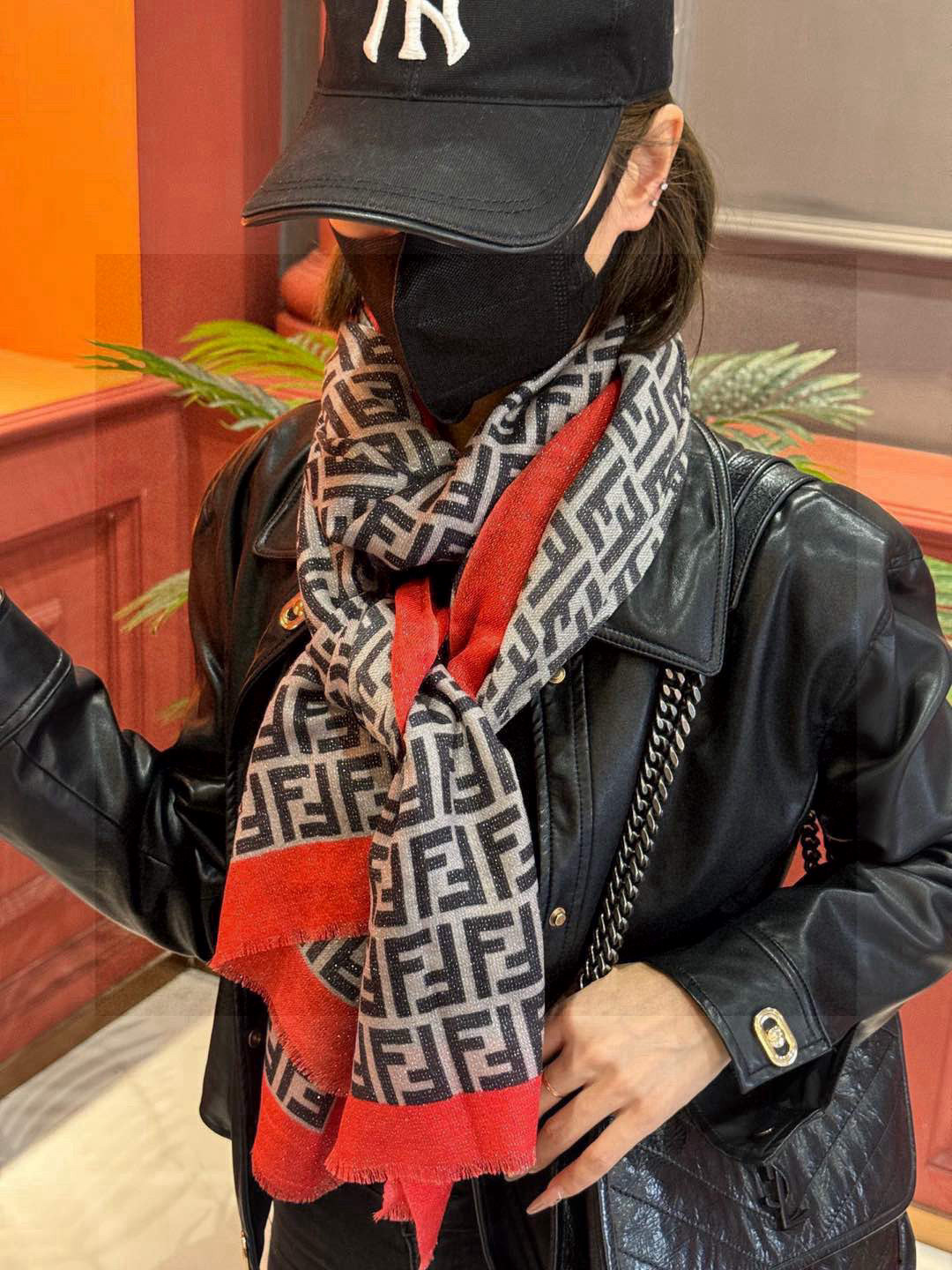   会发光发亮的围巾 芬迪～❤️上新🆕不用说，这个款太熟悉了， 经典的双F是延续了一个世纪的标志性log