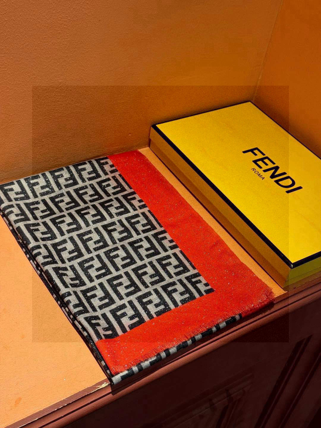   会发光发亮的围巾 芬迪～❤️上新🆕不用说，这个款太熟悉了， 经典的双F是延续了一个世纪的标志性log