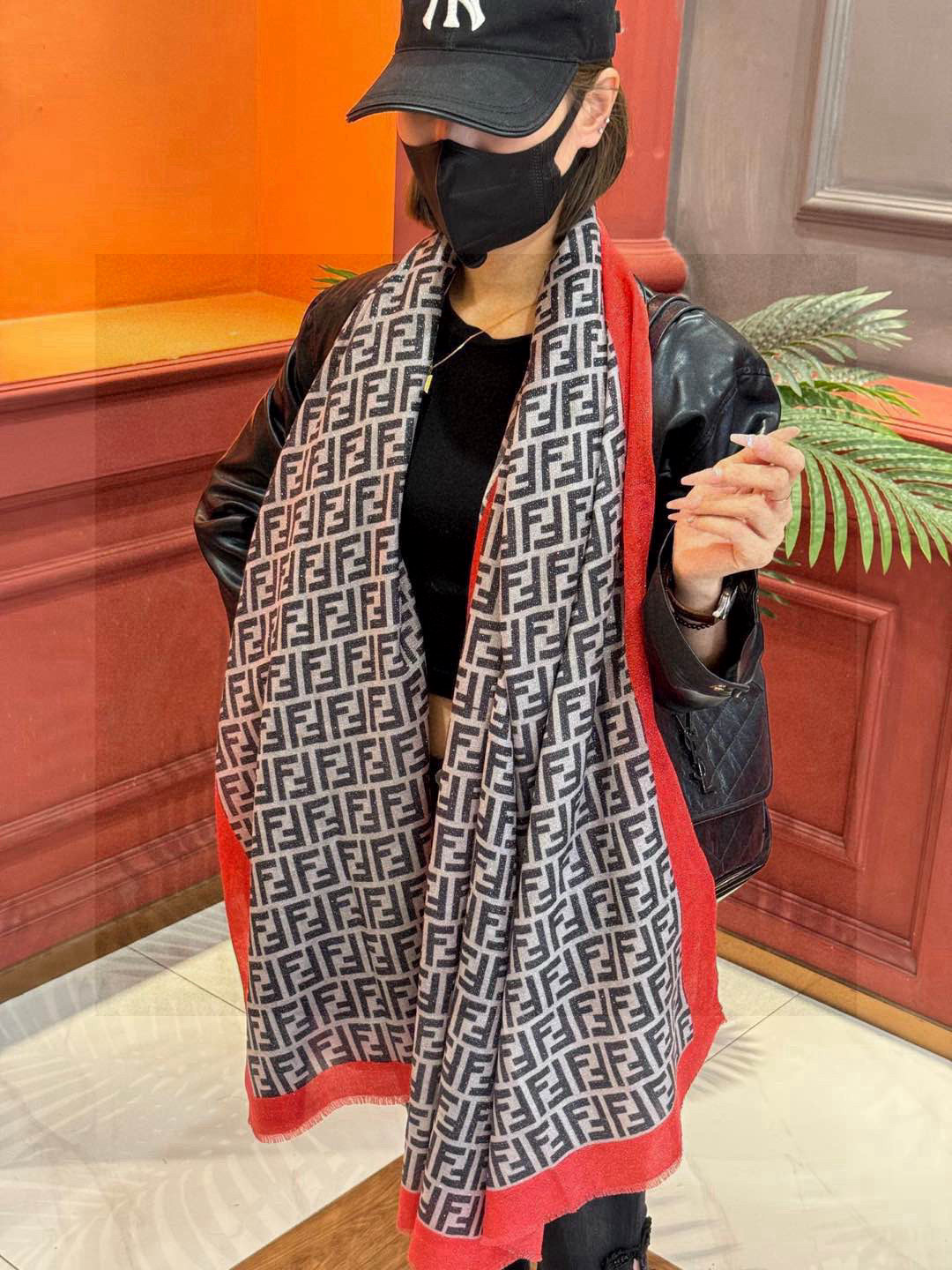   会发光发亮的围巾 芬迪～❤️上新🆕不用说，这个款太熟悉了， 经典的双F是延续了一个世纪的标志性log
