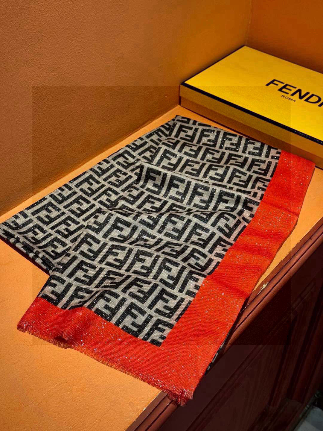   会发光发亮的围巾 芬迪～❤️上新🆕不用说，这个款太熟悉了， 经典的双F是延续了一个世纪的标志性log