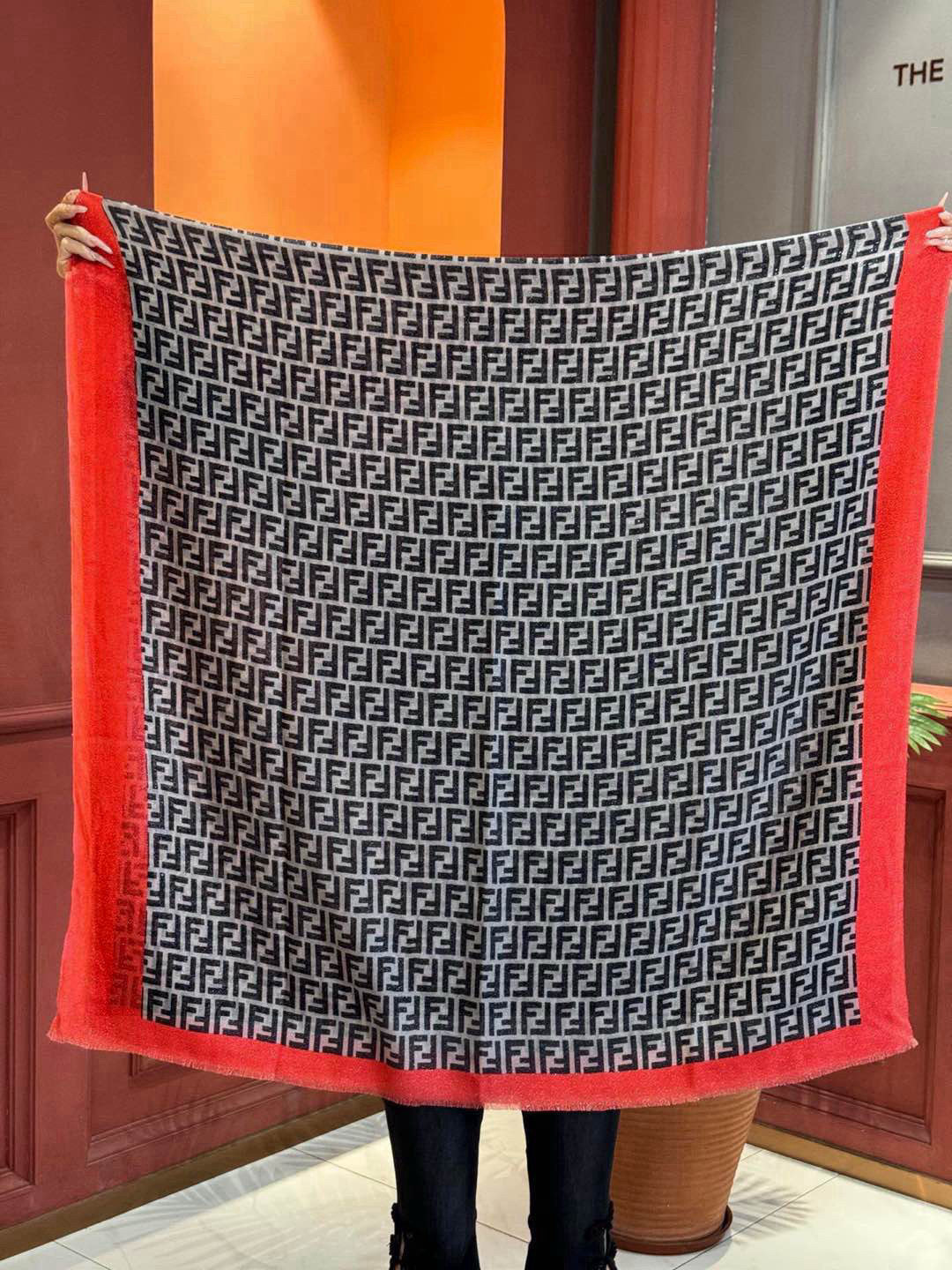   会发光发亮的围巾 芬迪～❤️上新🆕不用说，这个款太熟悉了， 经典的双F是延续了一个世纪的标志性log