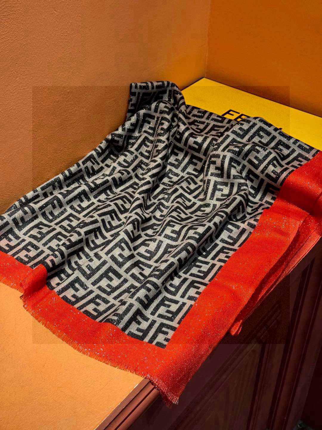   会发光发亮的围巾 芬迪～❤️上新🆕不用说，这个款太熟悉了， 经典的双F是延续了一个世纪的标志性log