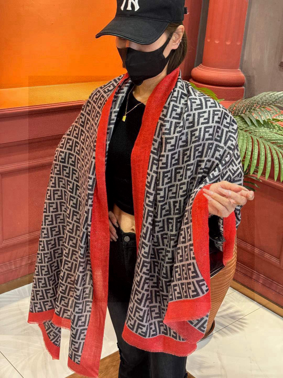   会发光发亮的围巾 芬迪～❤️上新🆕不用说，这个款太熟悉了， 经典的双F是延续了一个世纪的标志性log