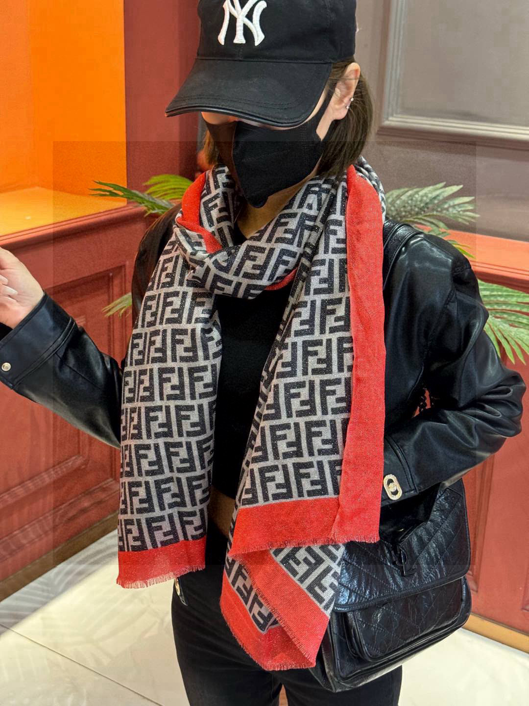   会发光发亮的围巾 芬迪～❤️上新🆕不用说，这个款太熟悉了， 经典的双F是延续了一个世纪的标志性log