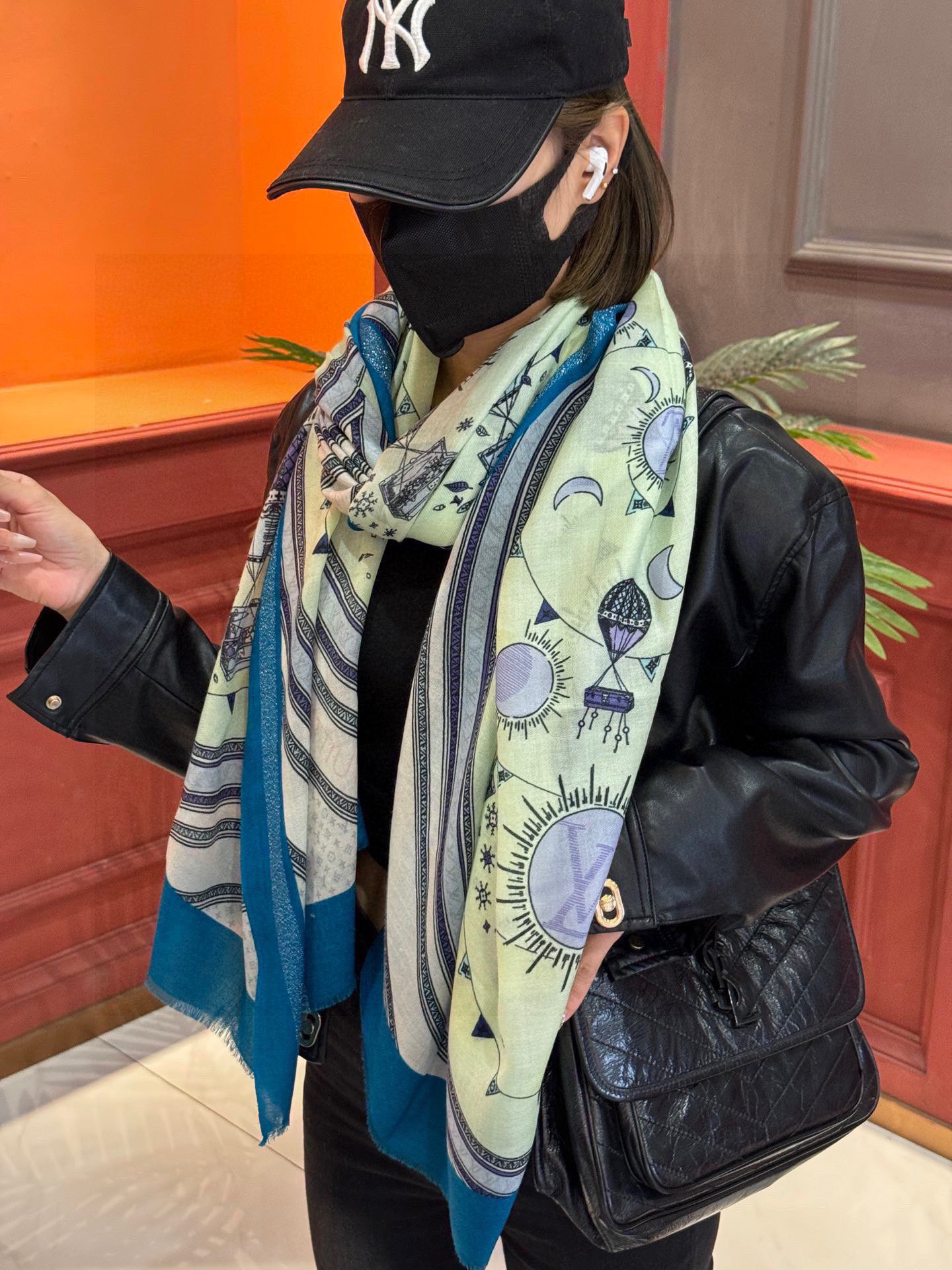   会发光发亮的围巾【热气球】 and Away 系列，致意路易威登的旅行传承。描绘 Monogram 