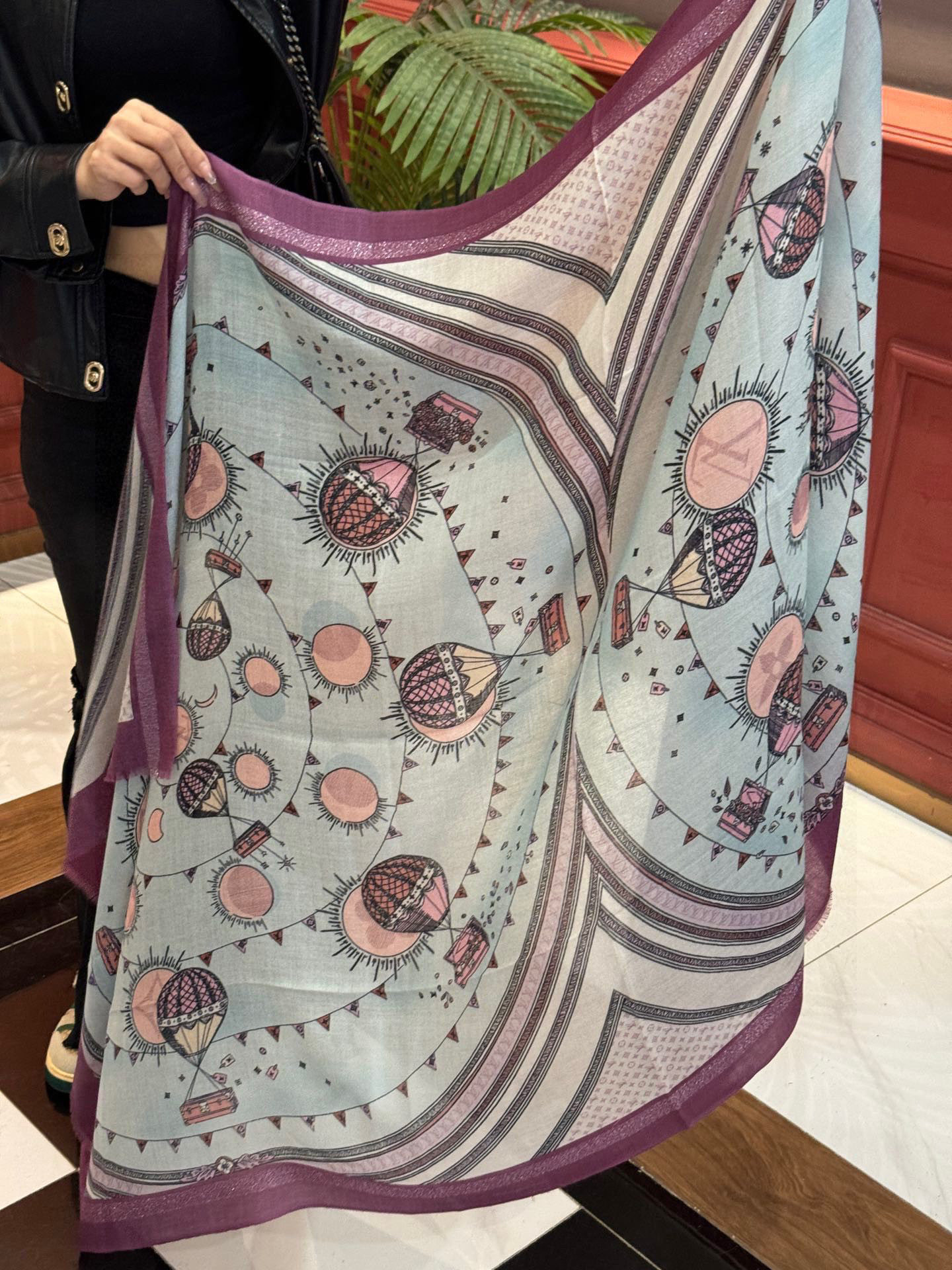   会发光发亮的围巾【热气球】 and Away 系列，致意路易威登的旅行传承。描绘 Monogram 