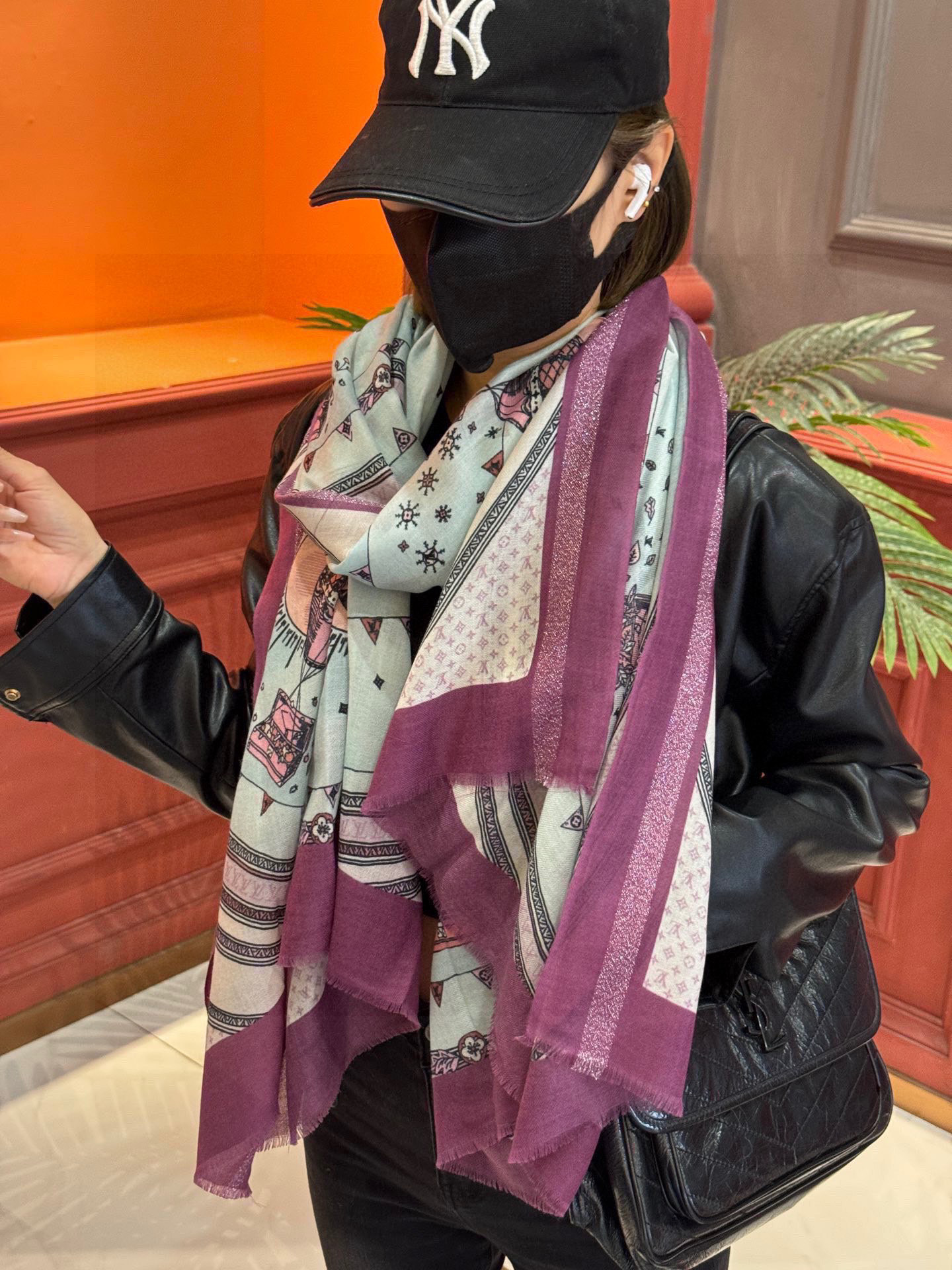   会发光发亮的围巾【热气球】 and Away 系列，致意路易威登的旅行传承。描绘 Monogram 