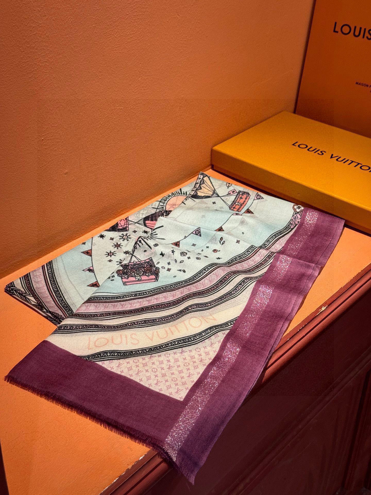   会发光发亮的围巾【热气球】 and Away 系列，致意路易威登的旅行传承。描绘 Monogram 