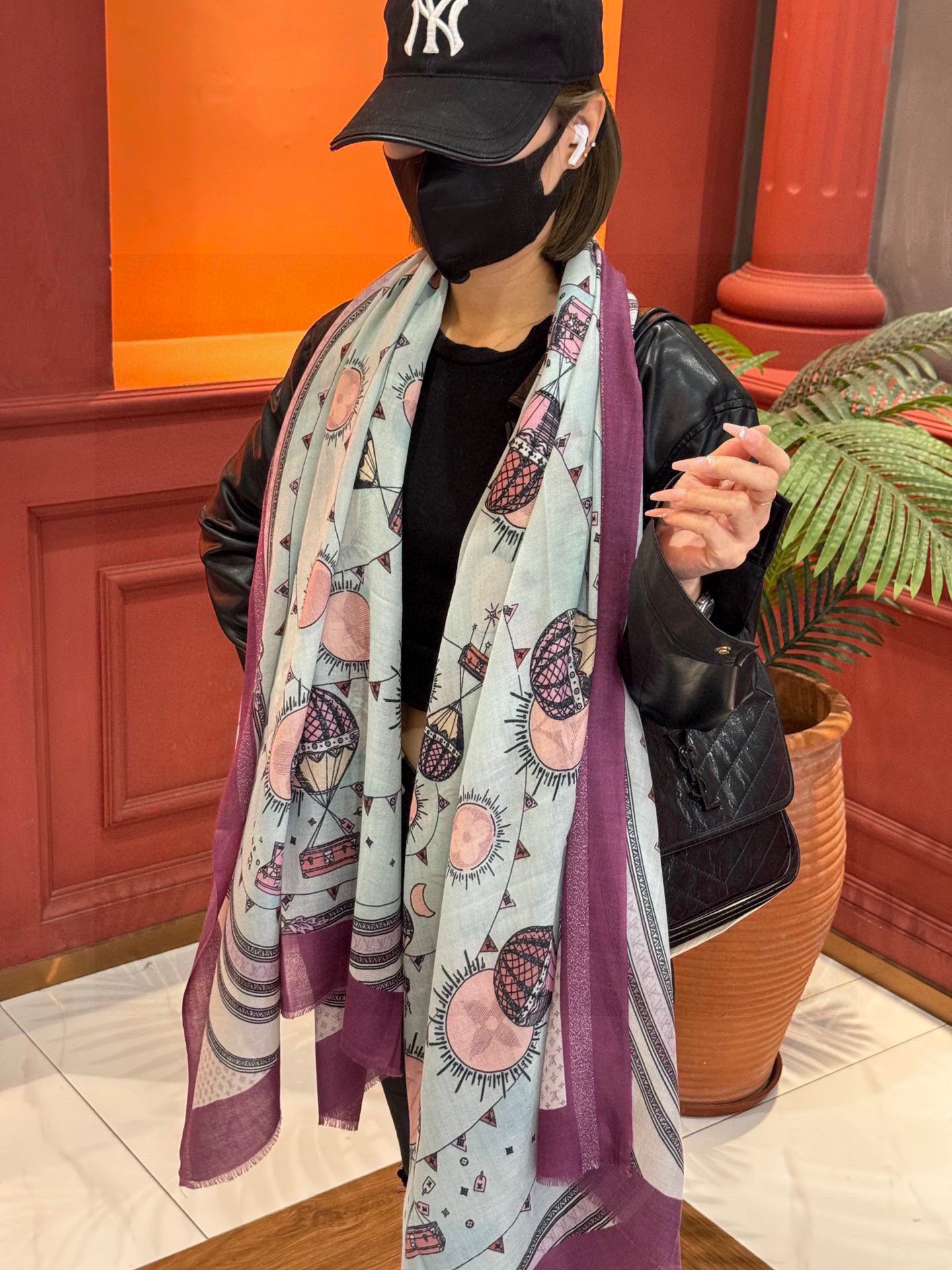   会发光发亮的围巾【热气球】 and Away 系列，致意路易威登的旅行传承。描绘 Monogram 