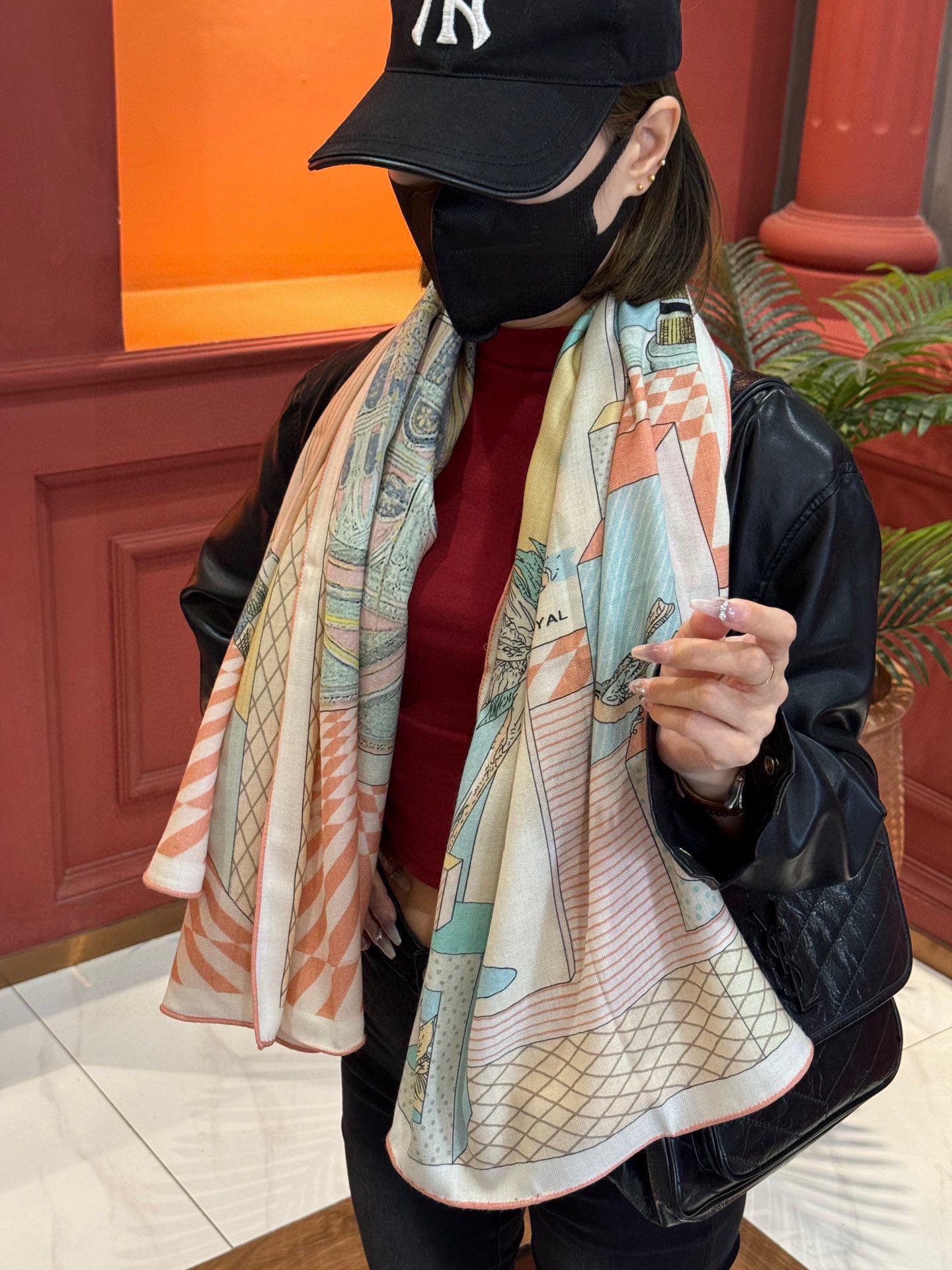  爱马仕新款双面同色 品名  新型大剧院面料：丝绒尺寸：140*140 这款爱马仕点睛配饰可以多种方式佩