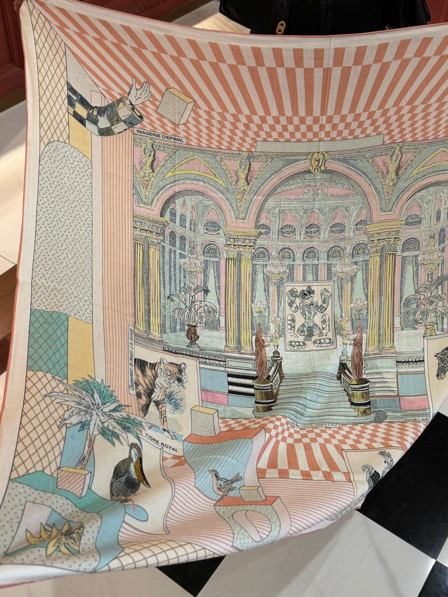  爱马仕新款双面同色 品名  新型大剧院面料：丝绒尺寸：140*140 这款爱马仕点睛配饰可以多种方式佩