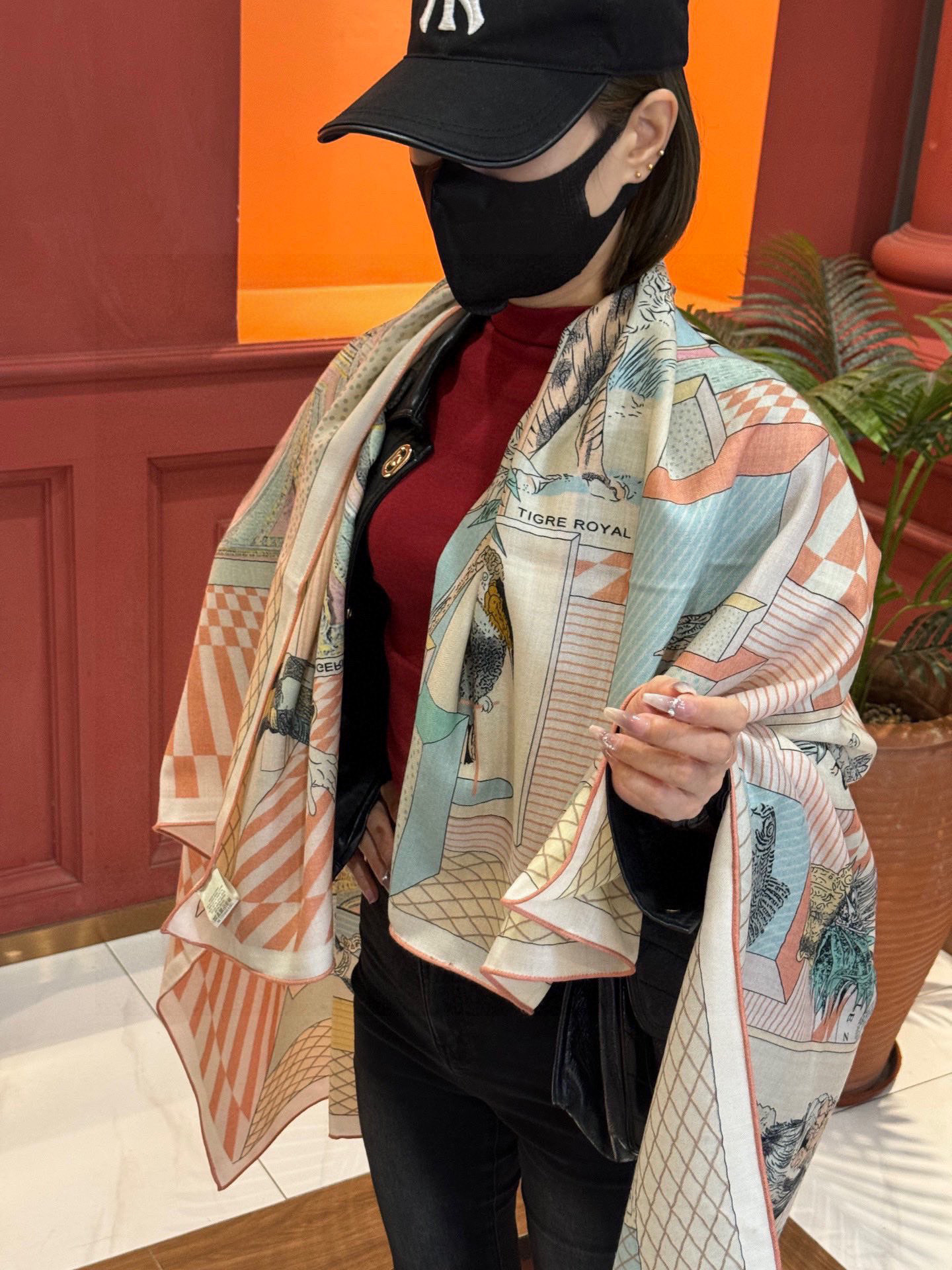  爱马仕新款双面同色 品名  新型大剧院面料：丝绒尺寸：140*140 这款爱马仕点睛配饰可以多种方式佩