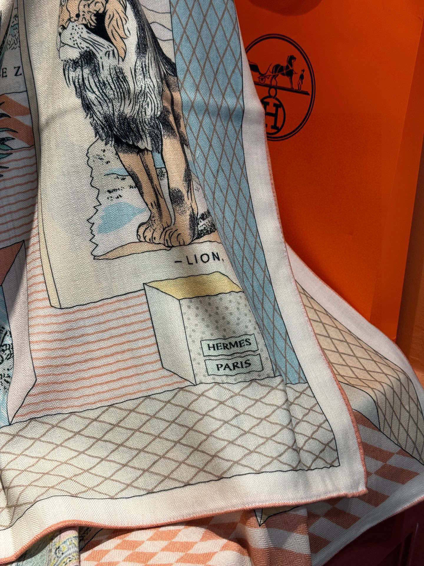  爱马仕新款双面同色 品名  新型大剧院面料：丝绒尺寸：140*140 这款爱马仕点睛配饰可以多种方式佩