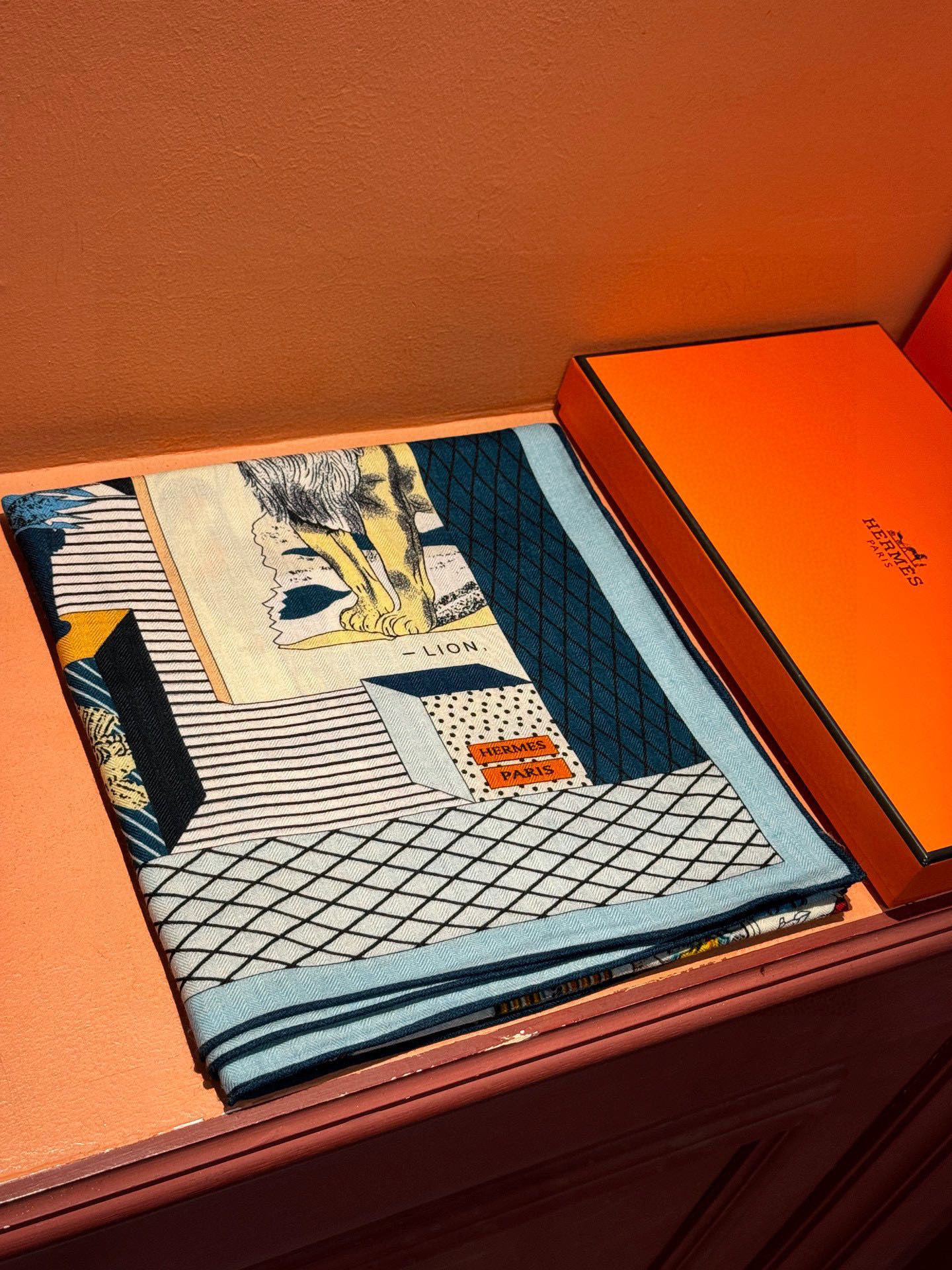  爱马仕新款双面同色 品名  新型大剧院面料：丝绒尺寸：140*140 这款爱马仕点睛配饰可以多种方式佩