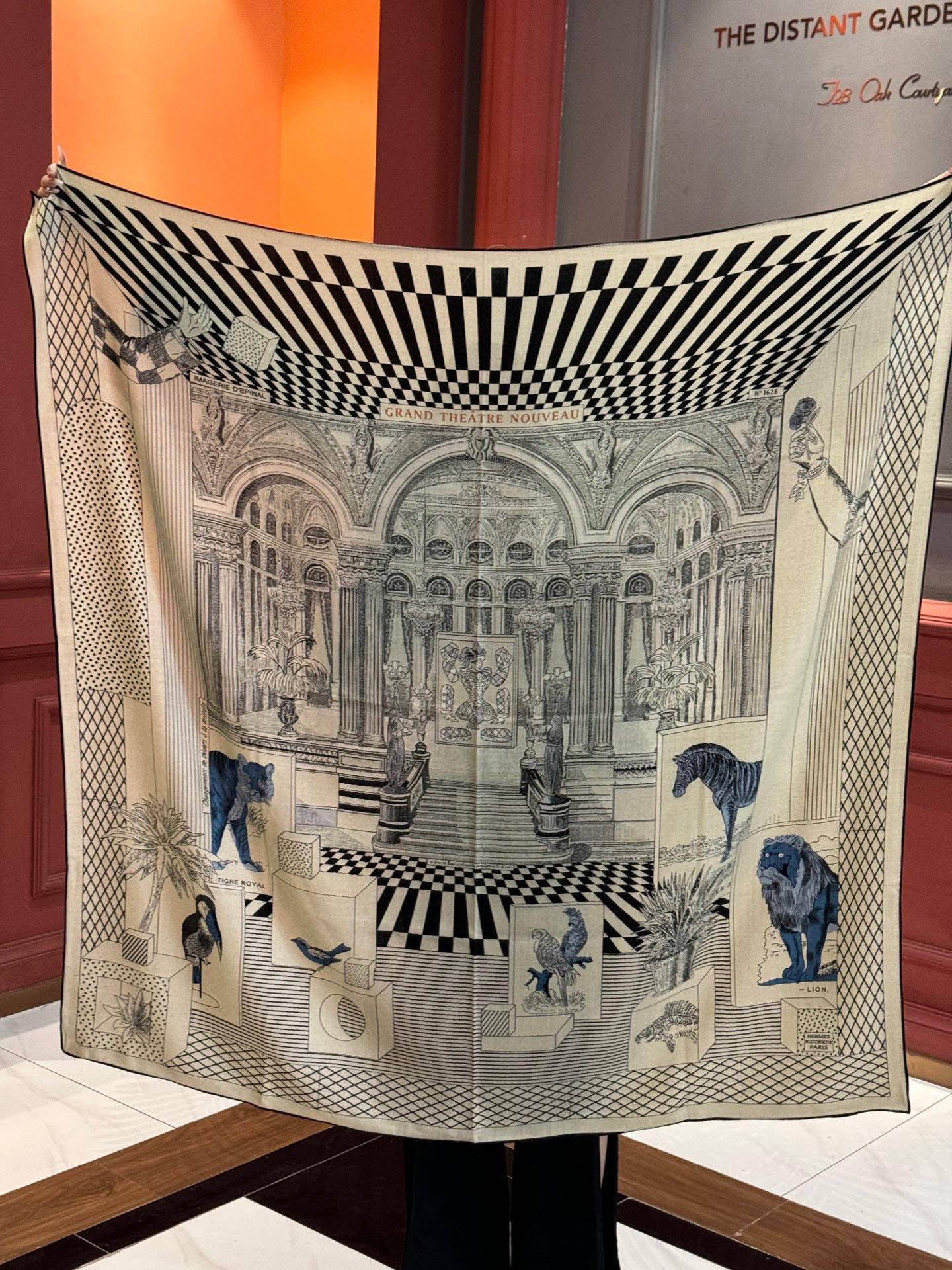  爱马仕新款双面同色 品名  新型大剧院面料：丝绒尺寸：140*140 这款爱马仕点睛配饰可以多种方式佩