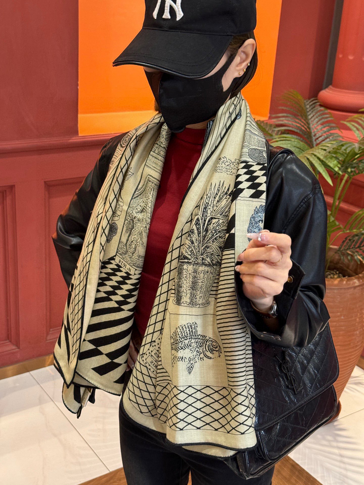  爱马仕新款双面同色 品名  新型大剧院面料：丝绒尺寸：140*140 这款爱马仕点睛配饰可以多种方式佩