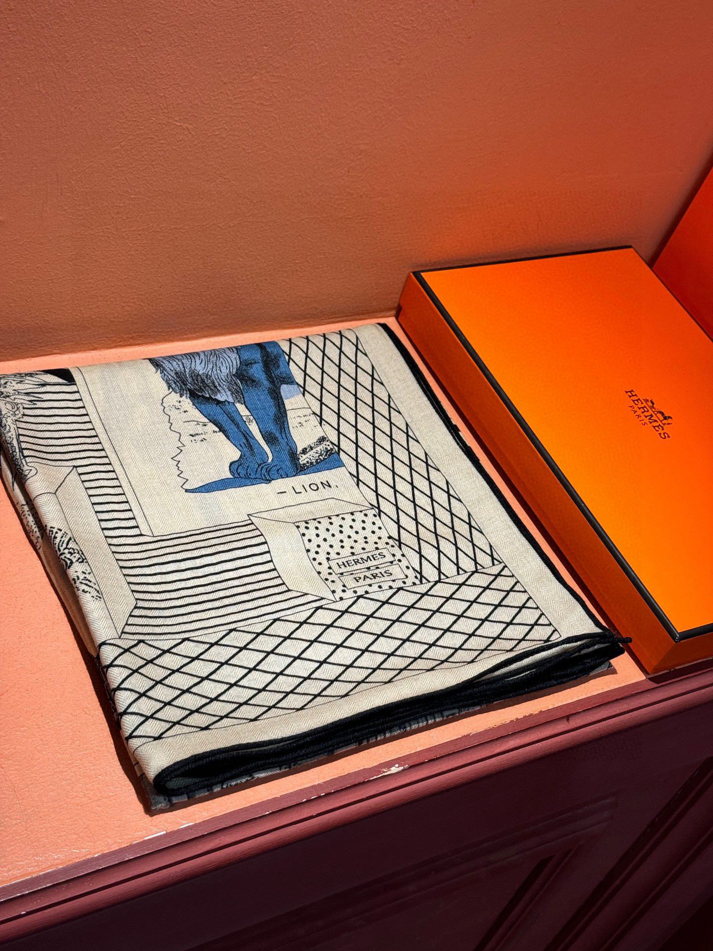  爱马仕新款双面同色 品名  新型大剧院面料：丝绒尺寸：140*140 这款爱马仕点睛配饰可以多种方式佩