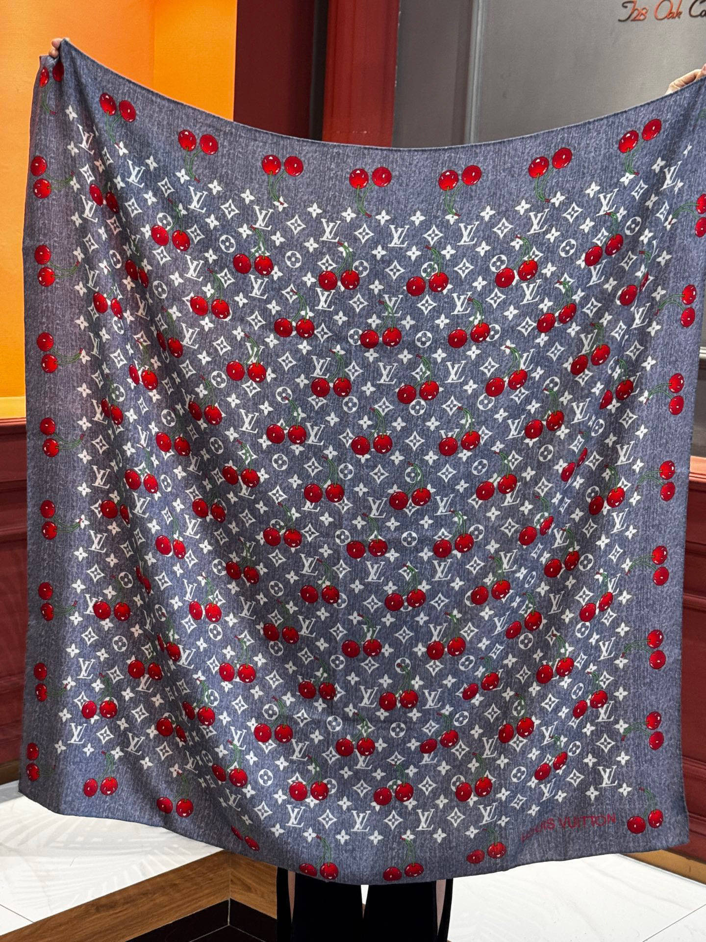   LV X TM MONOGRAM
CERISE 140丝毛方巾
【140双面丝毛同色】

LV × 