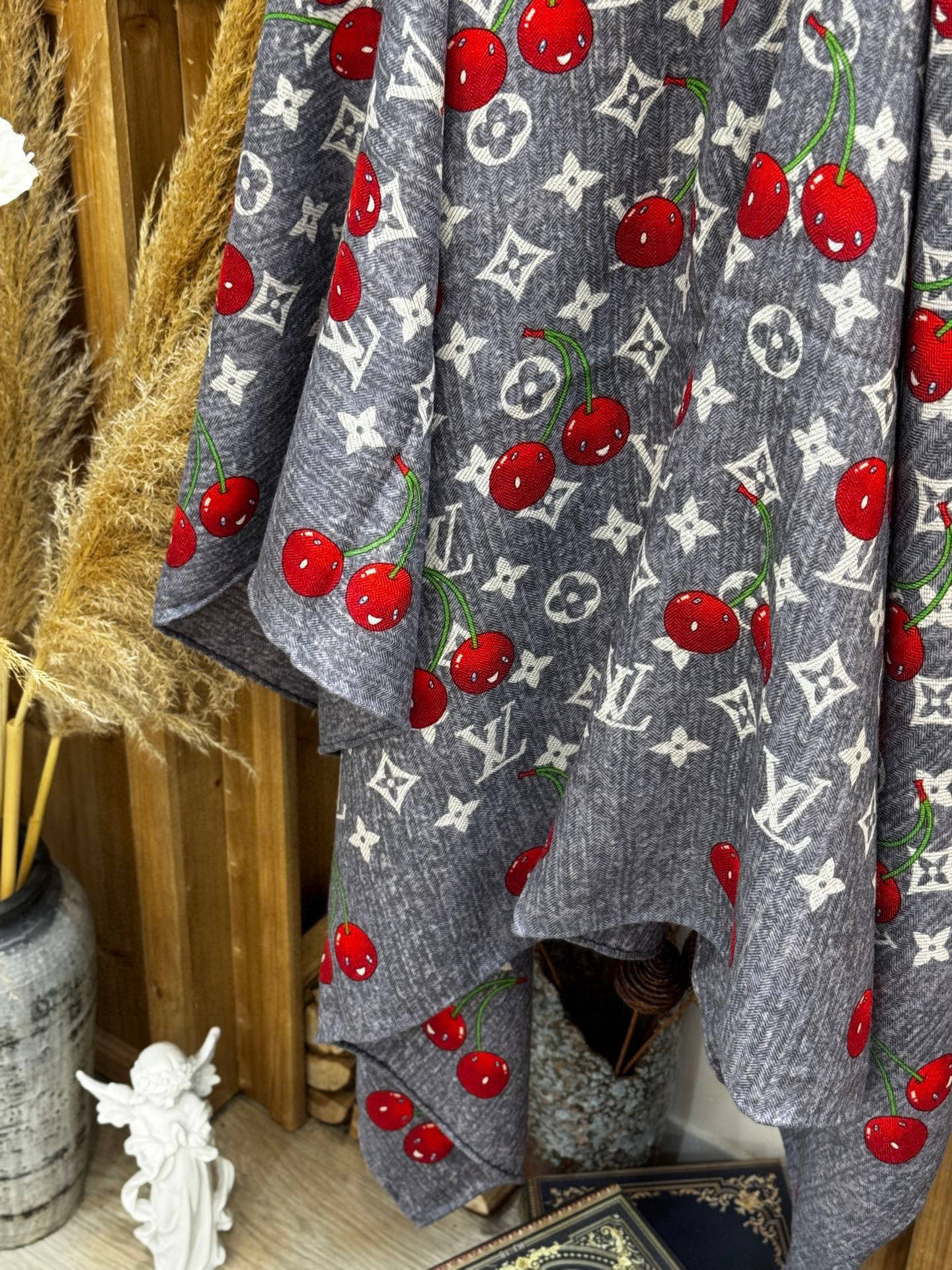   LV X TM MONOGRAM
CERISE 140丝毛方巾
【140双面丝毛同色】

LV × 