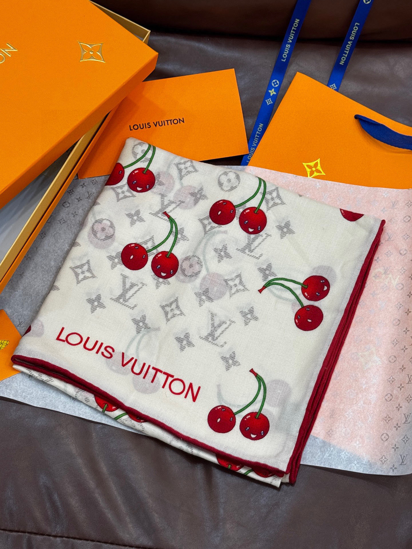   LV X TM MONOGRAM
CERISE 140丝毛方巾
【140双面丝毛同色】

LV × 