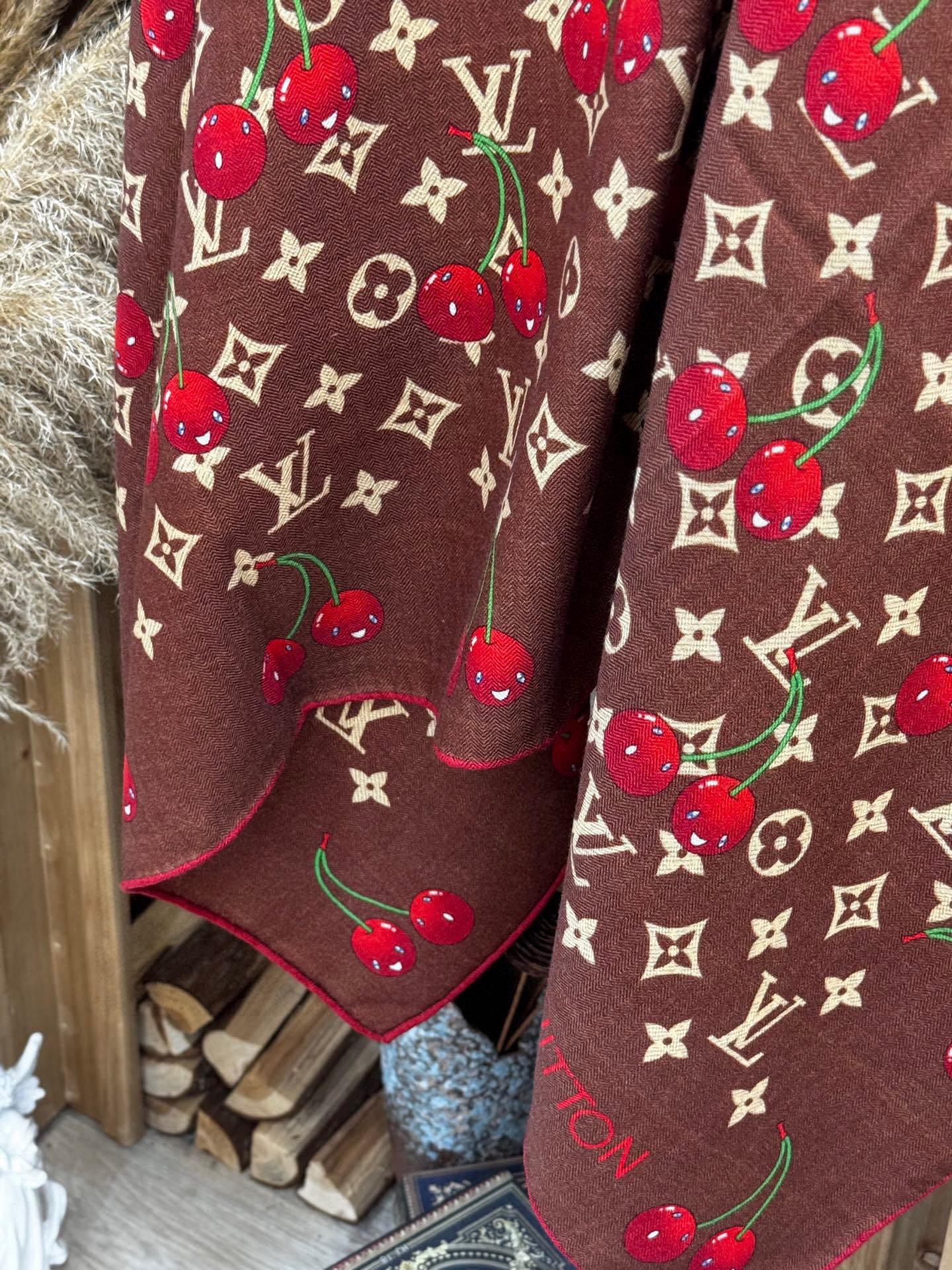   LV X TM MONOGRAM
CERISE 140丝毛方巾
【140双面丝毛同色】

LV × 