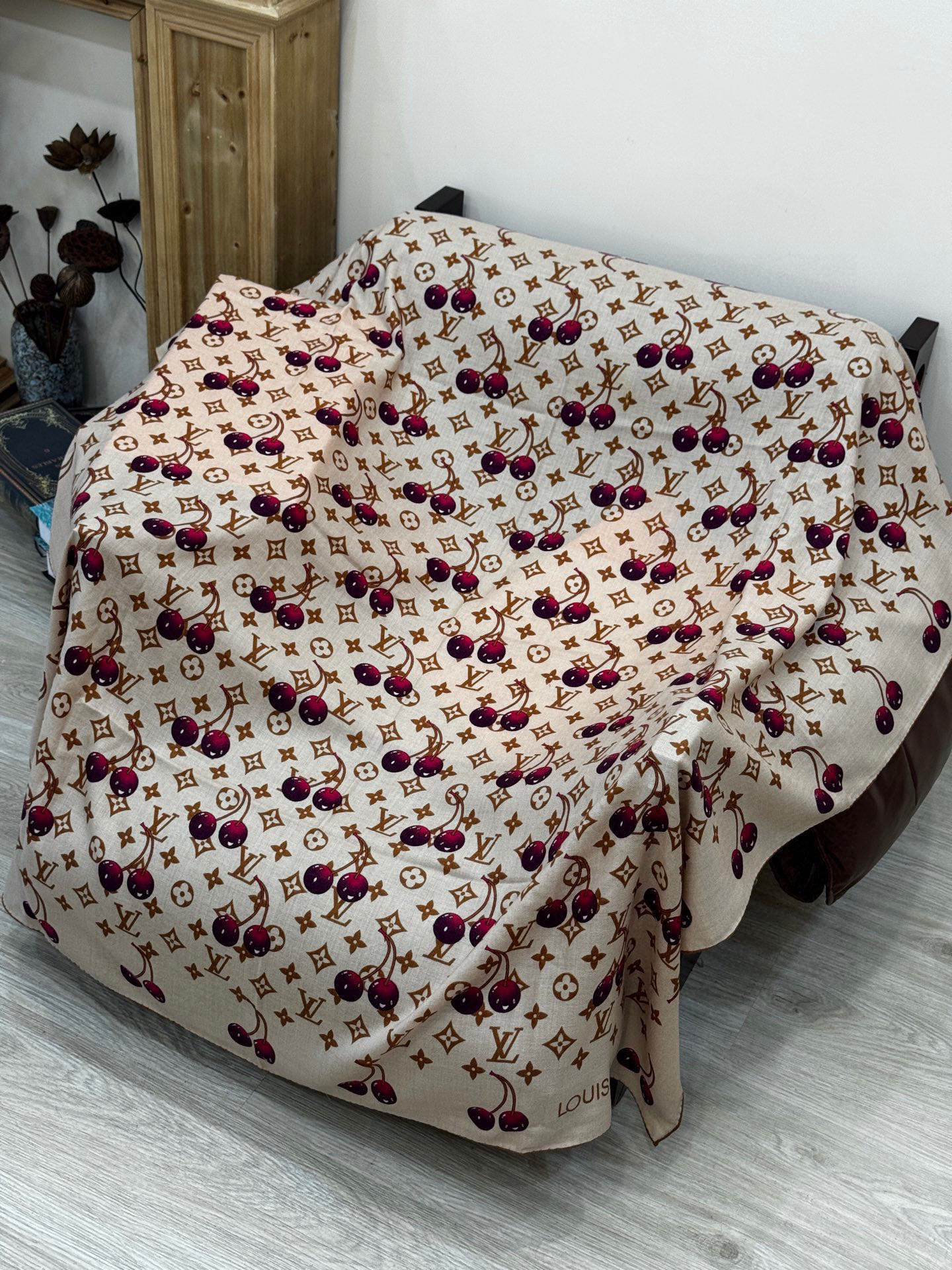   LV X TM MONOGRAM
CERISE 140丝毛方巾
【140双面丝毛同色】

LV × 