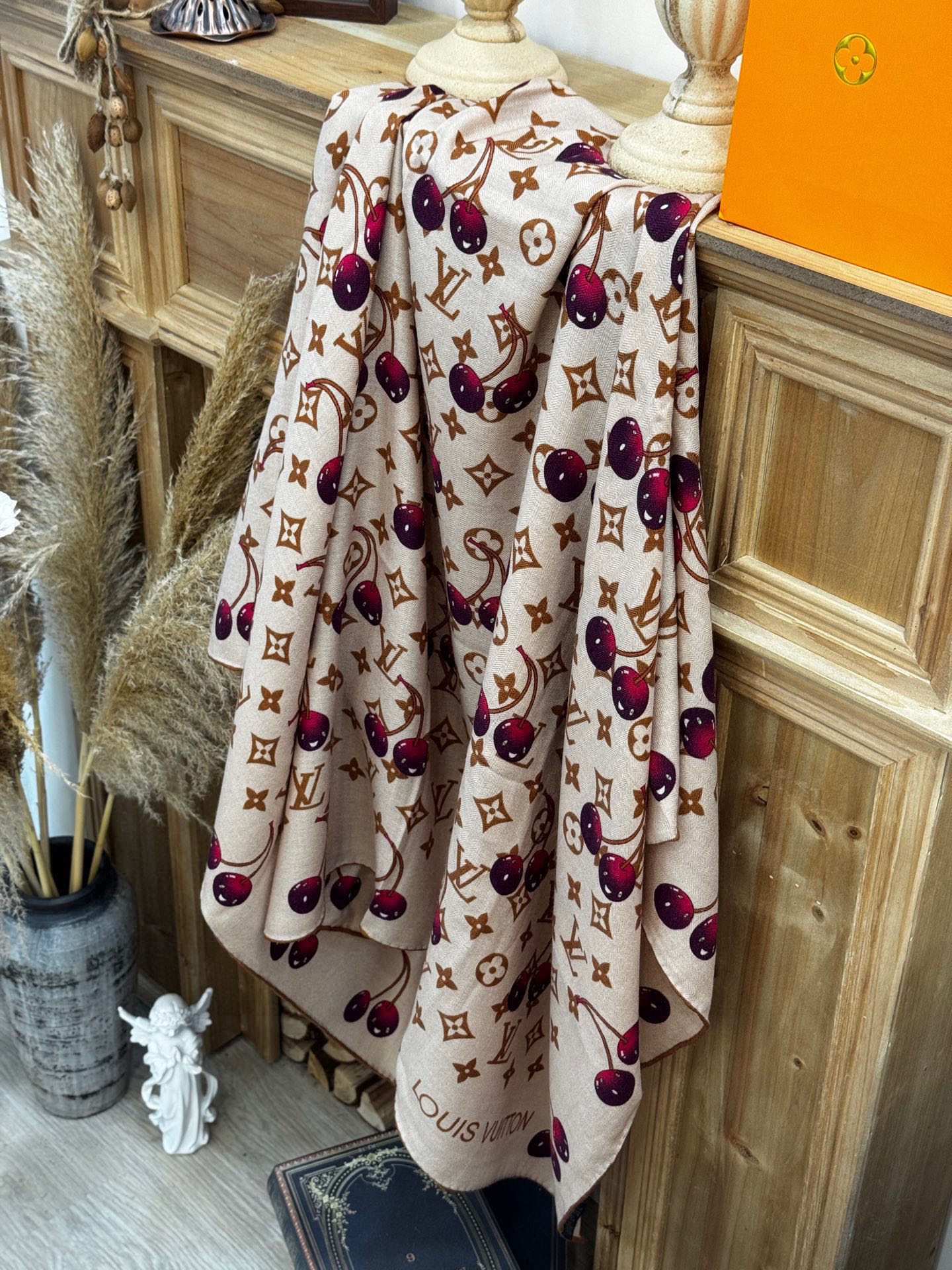   LV X TM MONOGRAM
CERISE 140丝毛方巾
【140双面丝毛同色】

LV × 