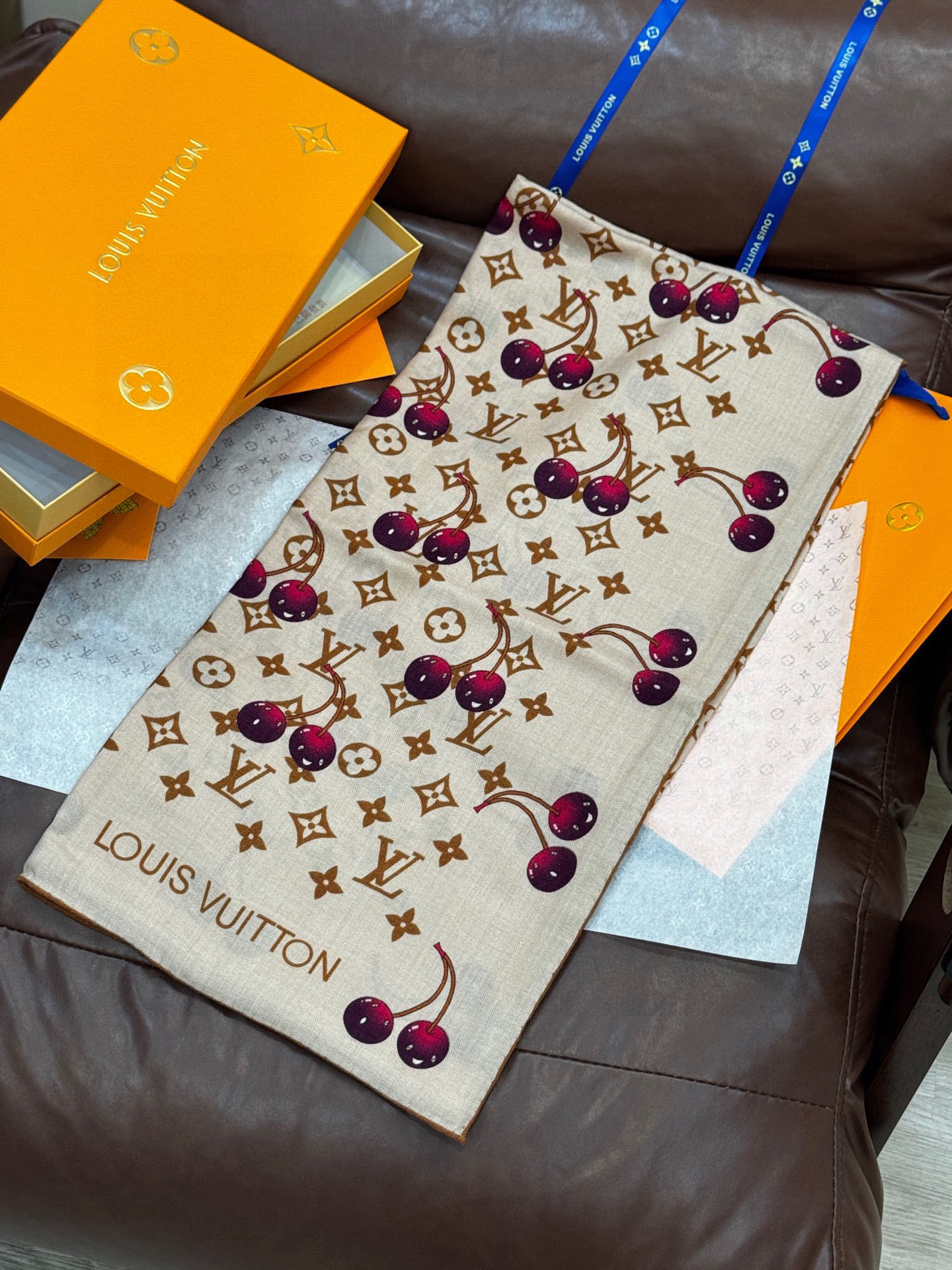   LV X TM MONOGRAM
CERISE 140丝毛方巾
【140双面丝毛同色】

LV × 