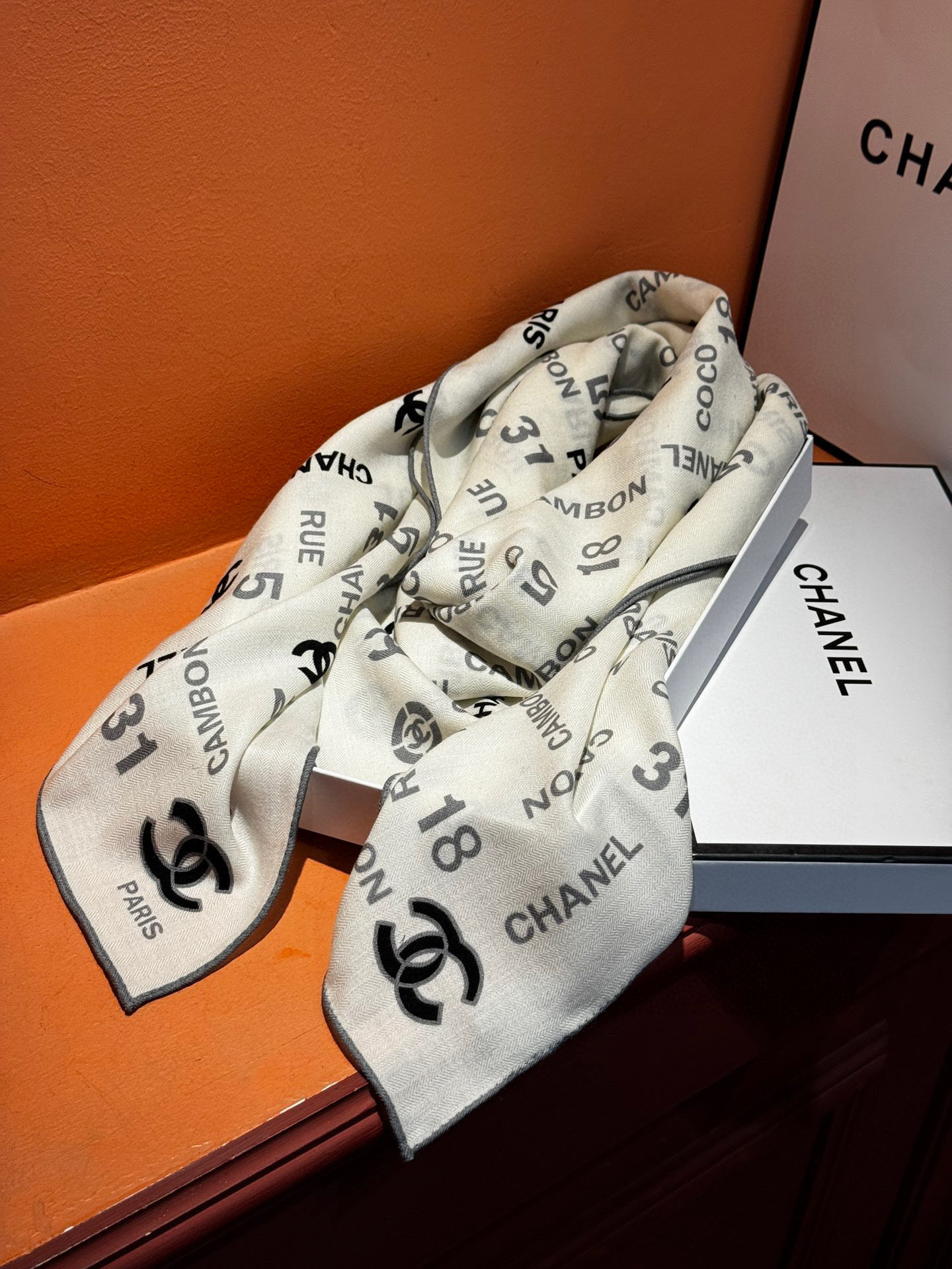 【升级双面同色 加密面料】 上新❤️ 
140*140台版印花  黑白二色 
 高级都市新贵！山茶花的再